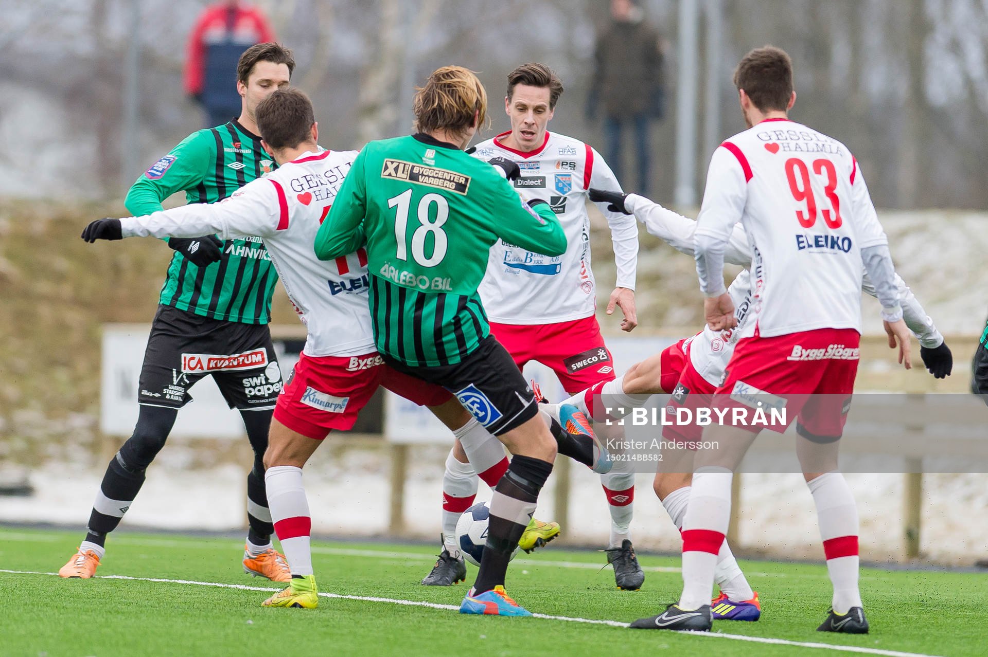Kamp om bollen framför Halmias mål under träningsmatchen mellan Varberg och Halmia den 14 februari 2015 i Varberg.