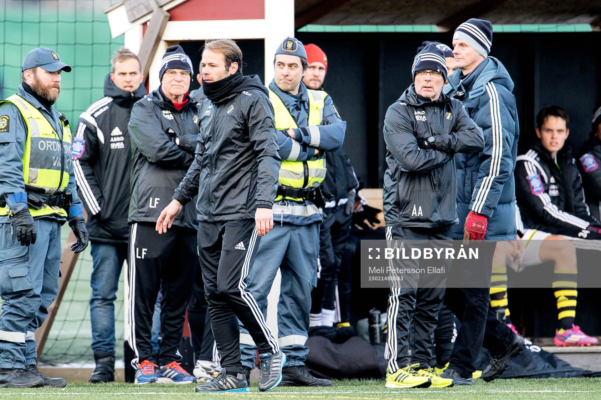 s tränare Andreas Alm blir uppvisad till läktaren