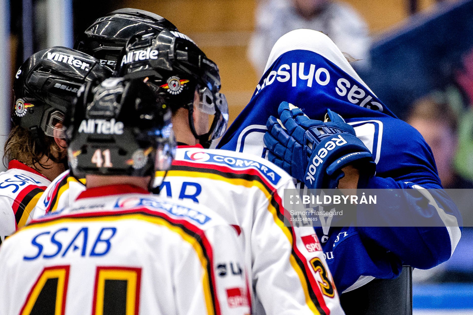 Leksands David Åslin med tröjan för huvudet