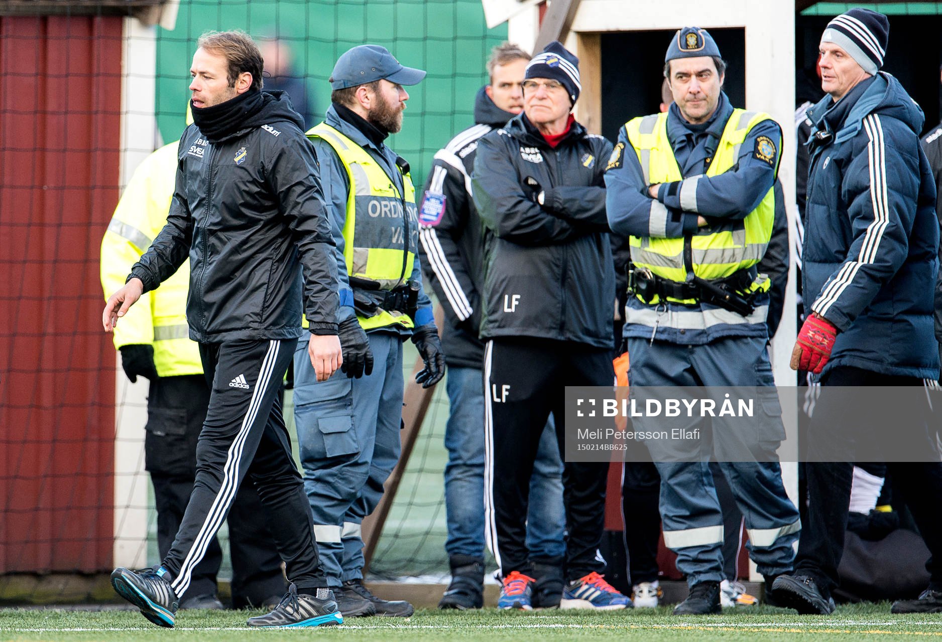 s tränare Andreas Alm blir uppvisad till läktaren