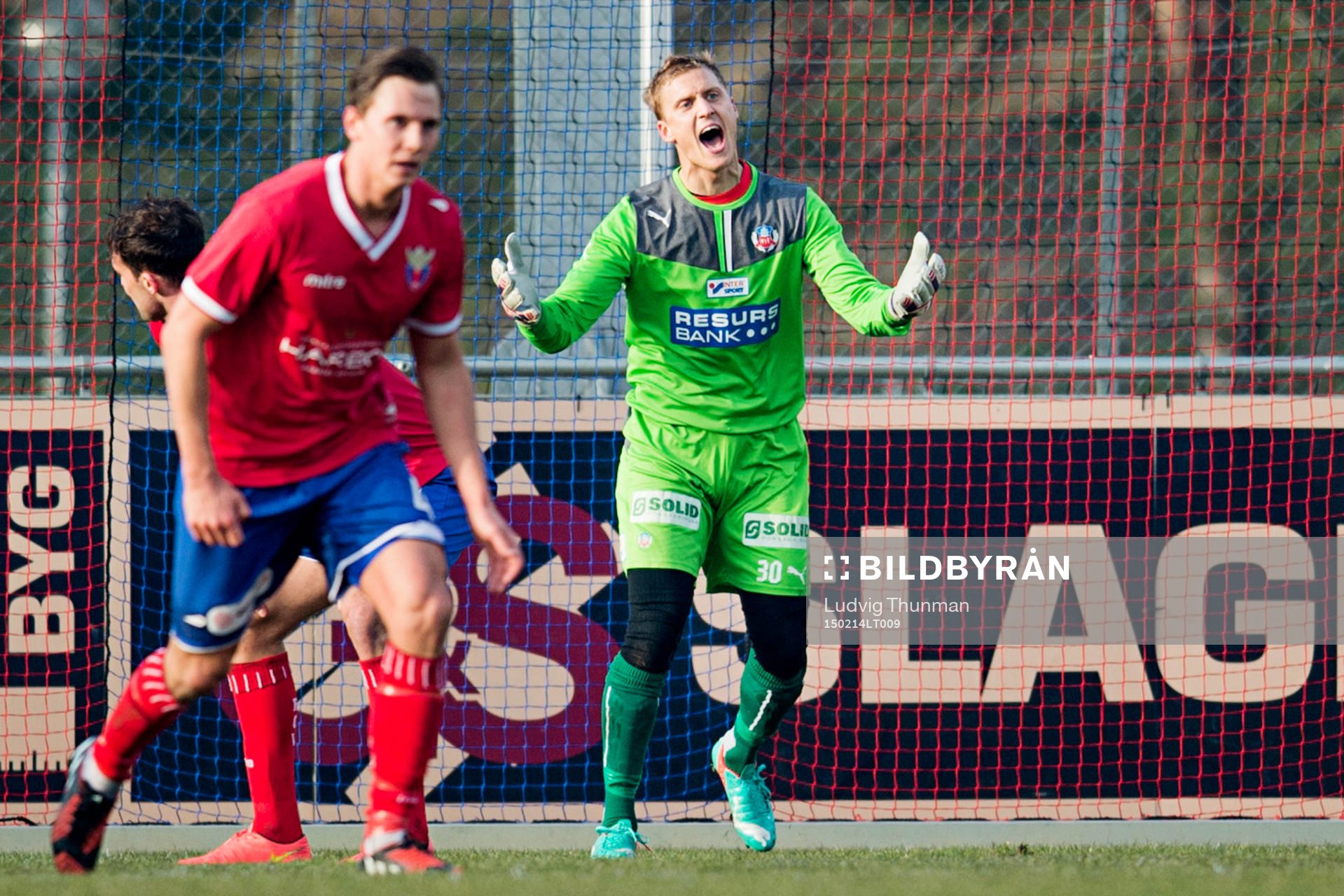 Helsingborgs målvakt Pär Hansson reagerar
