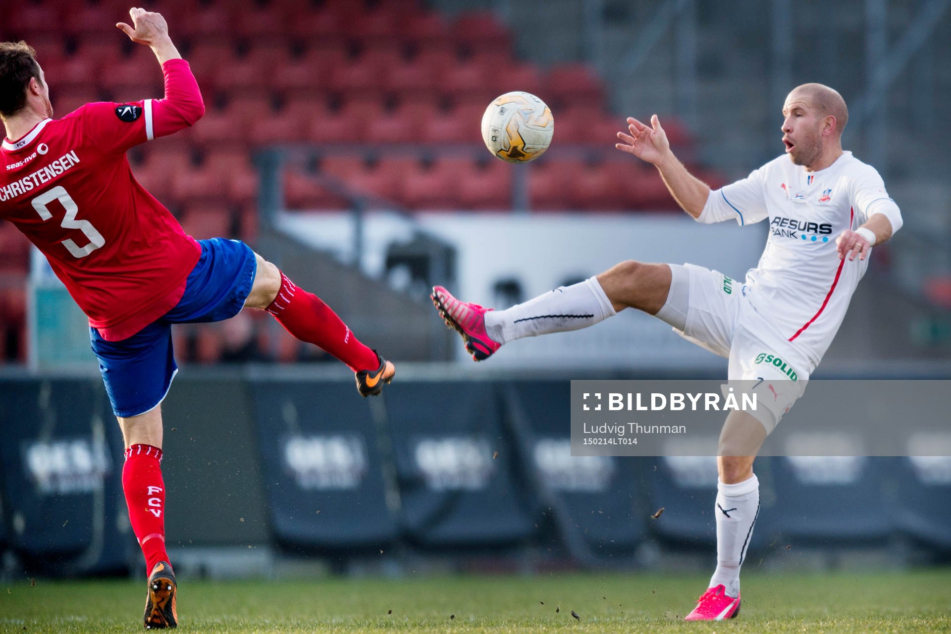 Helsingborgs Mattias Lindström i kamp om bollen med