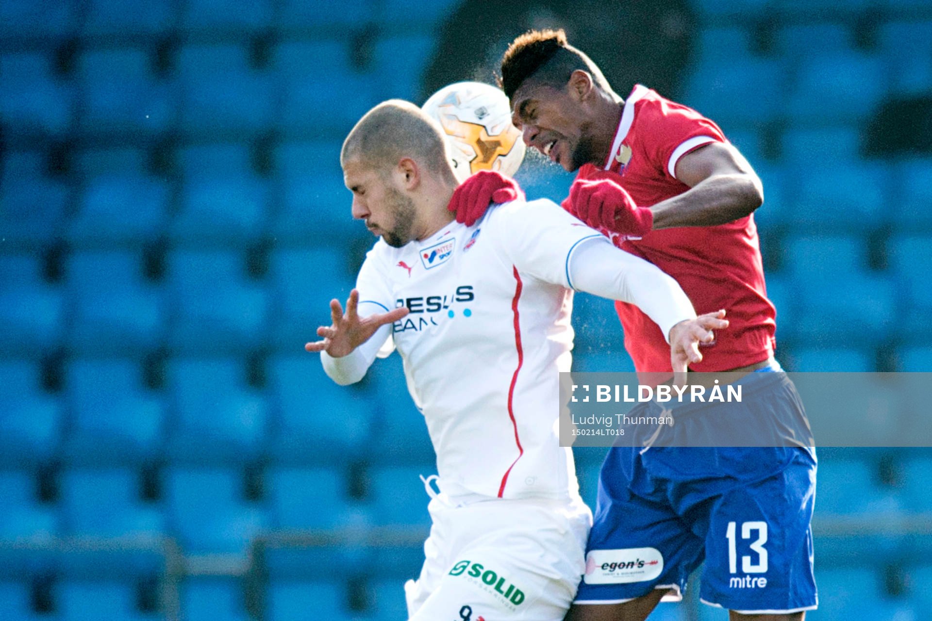 Helsingborgs Robin Simovic i nickduell med Vestsjällands Jean-Claude Adrimer Bozga under träningsmatchen i fotboll mellan Vestsjälland  och Helsingborg den 14 februari 2015 i Slagelse. 