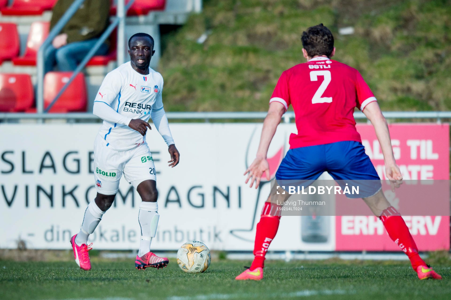 Helsingborgs Emmanuel Boateng utmanar Vestsjällands Anders Østli under träningsmatchen i fotboll mellan Vestsjälland och Helsingborg den 14 februari 2015 i Slagelse.