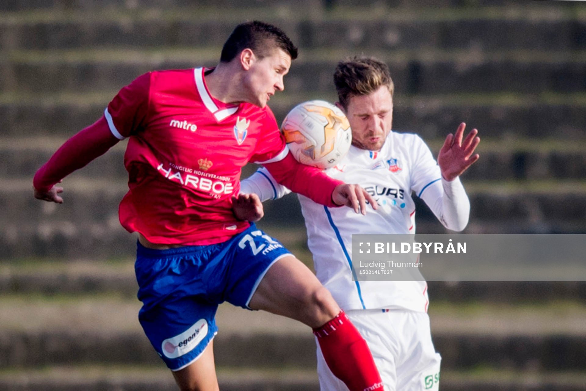 Vestsjällands Jukka Raitala i nickduell med Arnór Smárason under träningsmatchen i fotboll mellan Vestsjälland och Helsingborg den 14 februari 2015 i Slagelse.