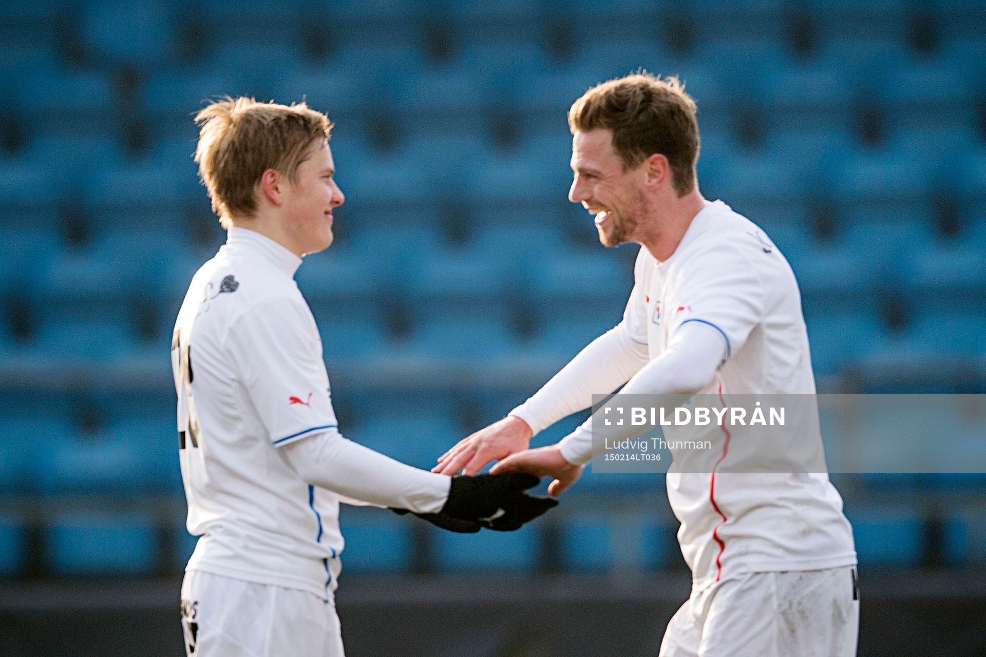 Helsingborgs Jere Uronen kramas om av Arnór Smárason efter han gjort 2-2 under träningsmatchen i fotboll mellan Vestsjälland och Helsingborg den 14 februari 2015 i Slagelse.