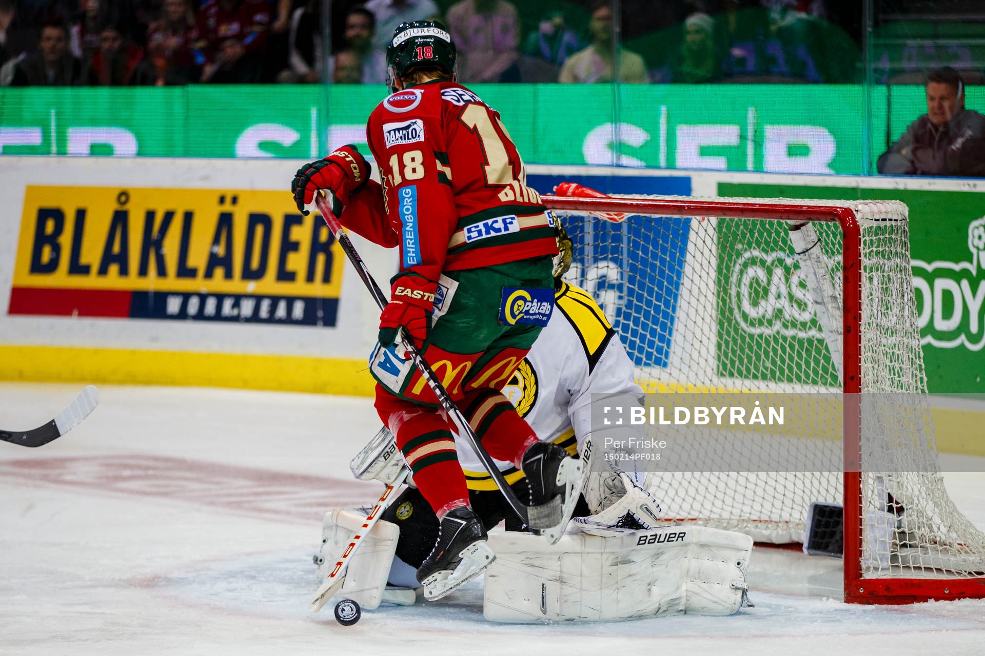 Frölundas Anton Blidh skymmer Brynäs målvakt Bernhard