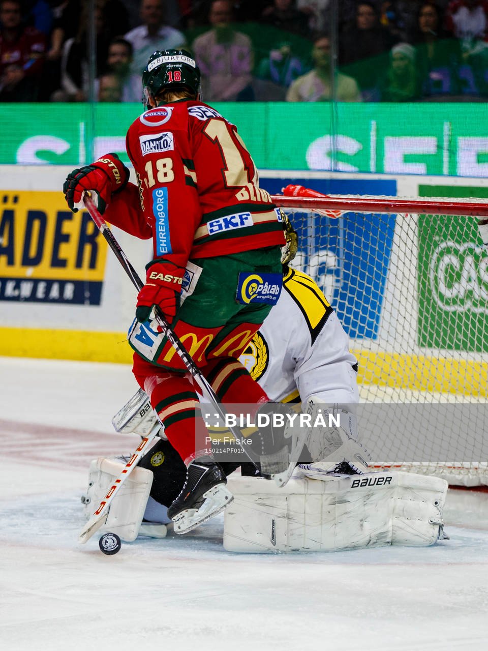 Frölundas Anton Blidh skymmer Brynäs målvakt Bernhard