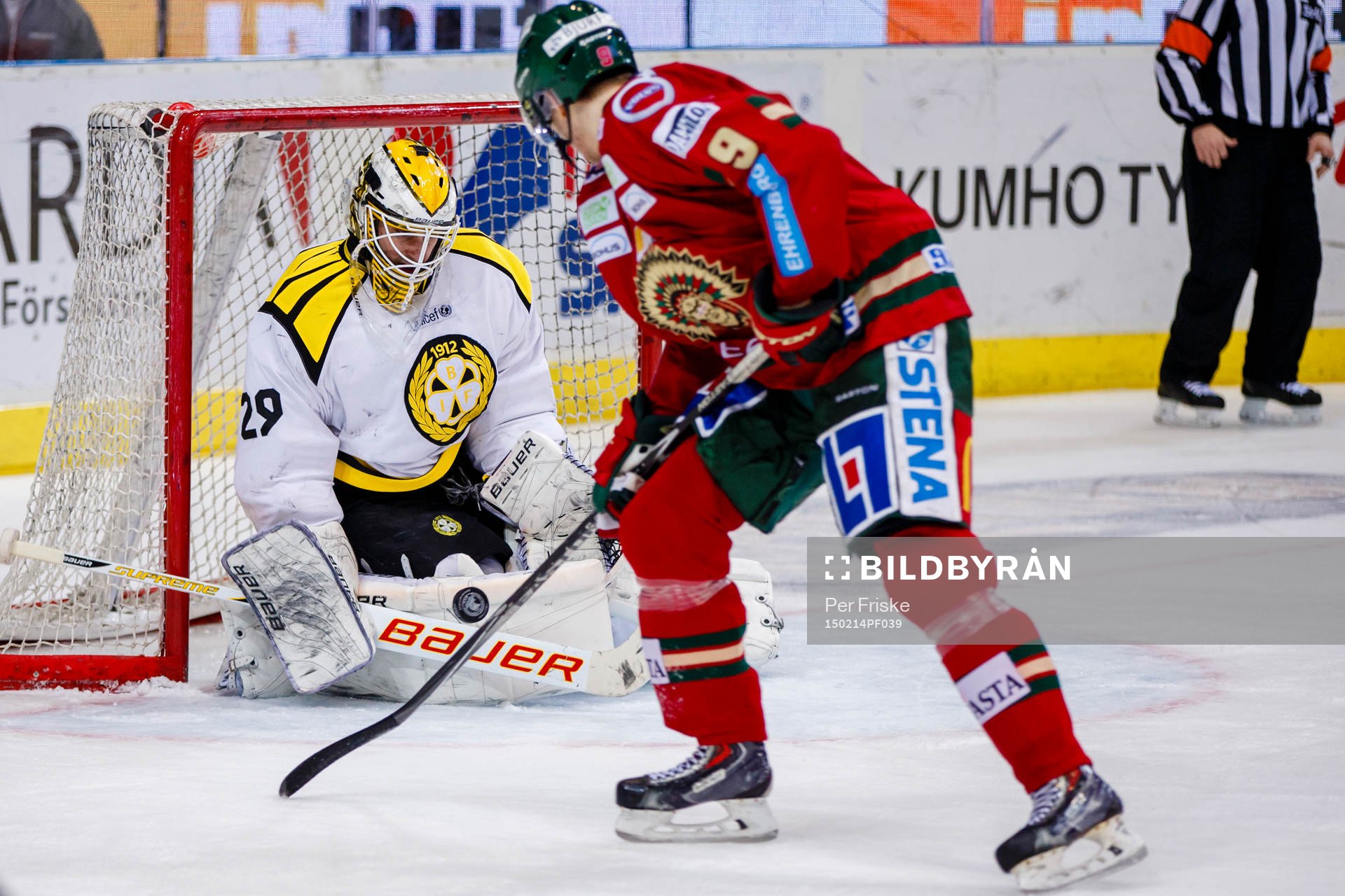 Brynäs målvakt Bernhard Starkbaum räddar ett skott från
