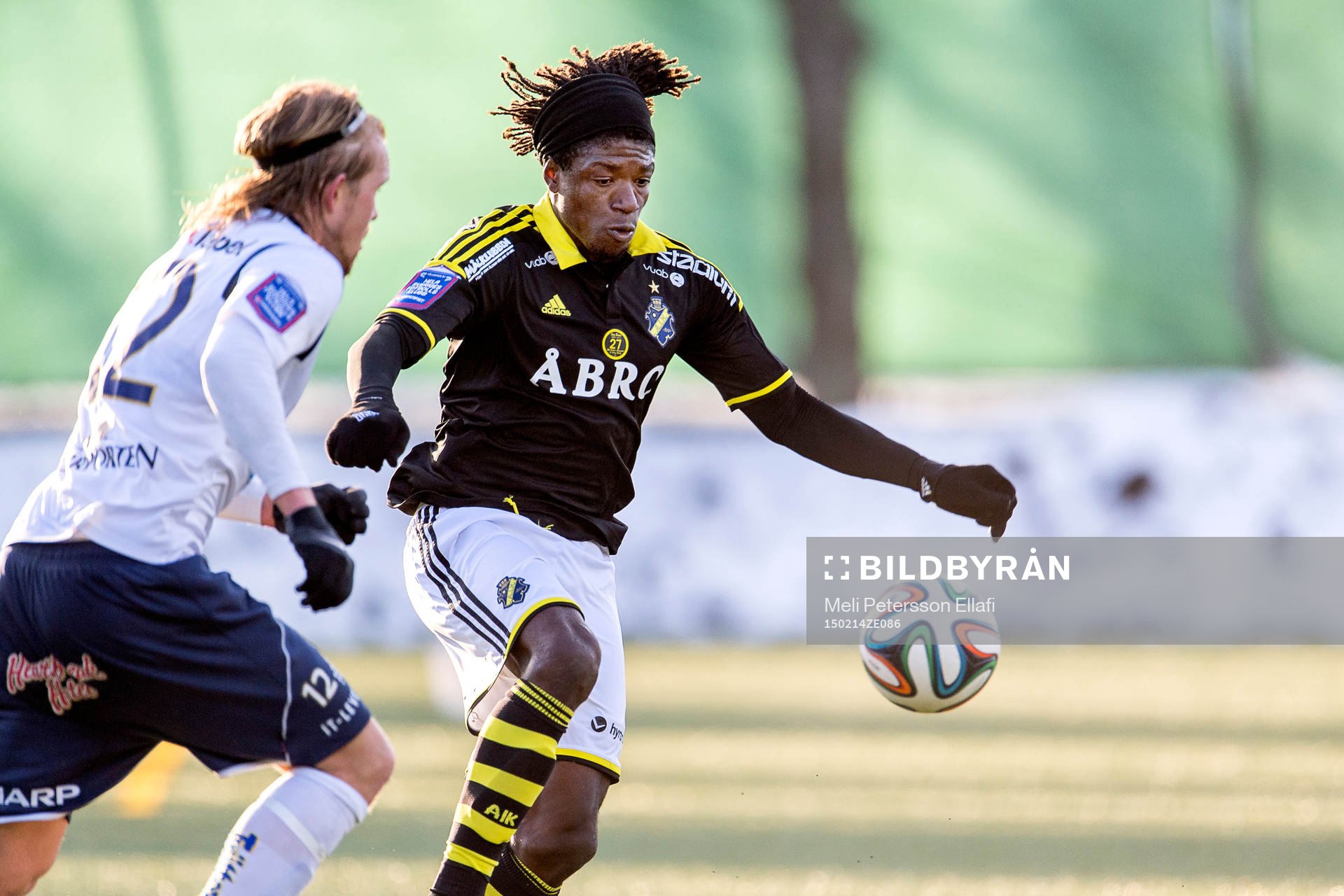 AIK:s Mohamed Bangura under träningsmatchen i fotboll mellan AIK och Gefle den 14 februari 2015 i Stockholm.
