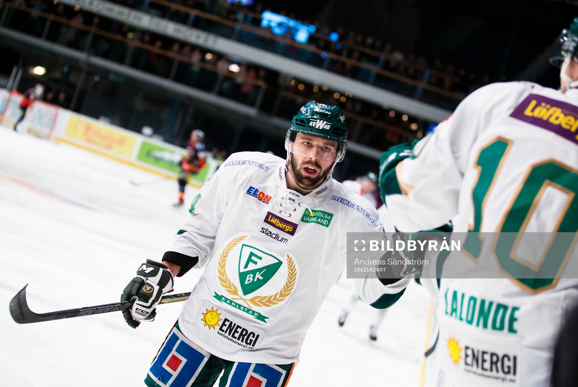 Färjestads Milan Gulas gör 2-2 och firar med lagkamrater