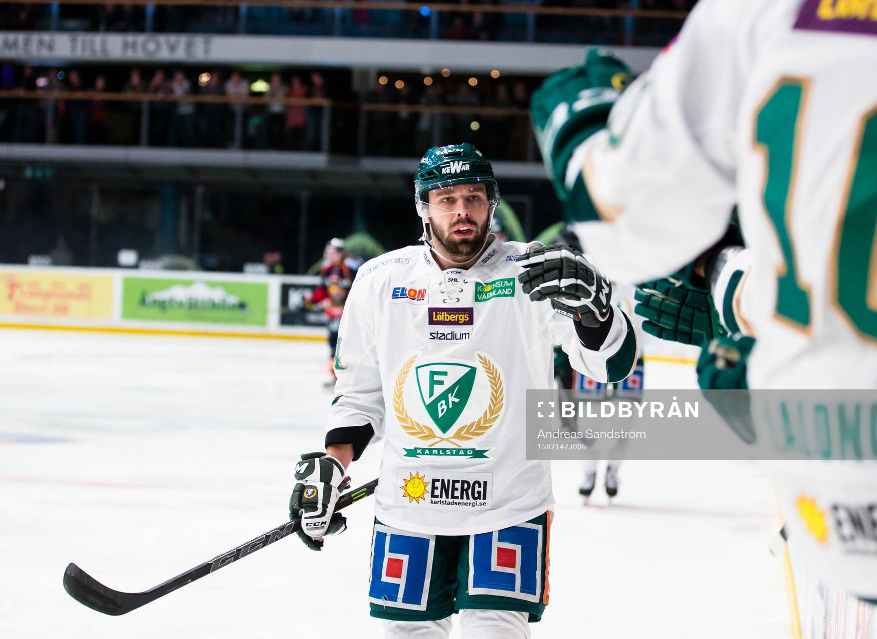 Färjestads Milan Gulas gör 2-2 och firar med lagkamrater