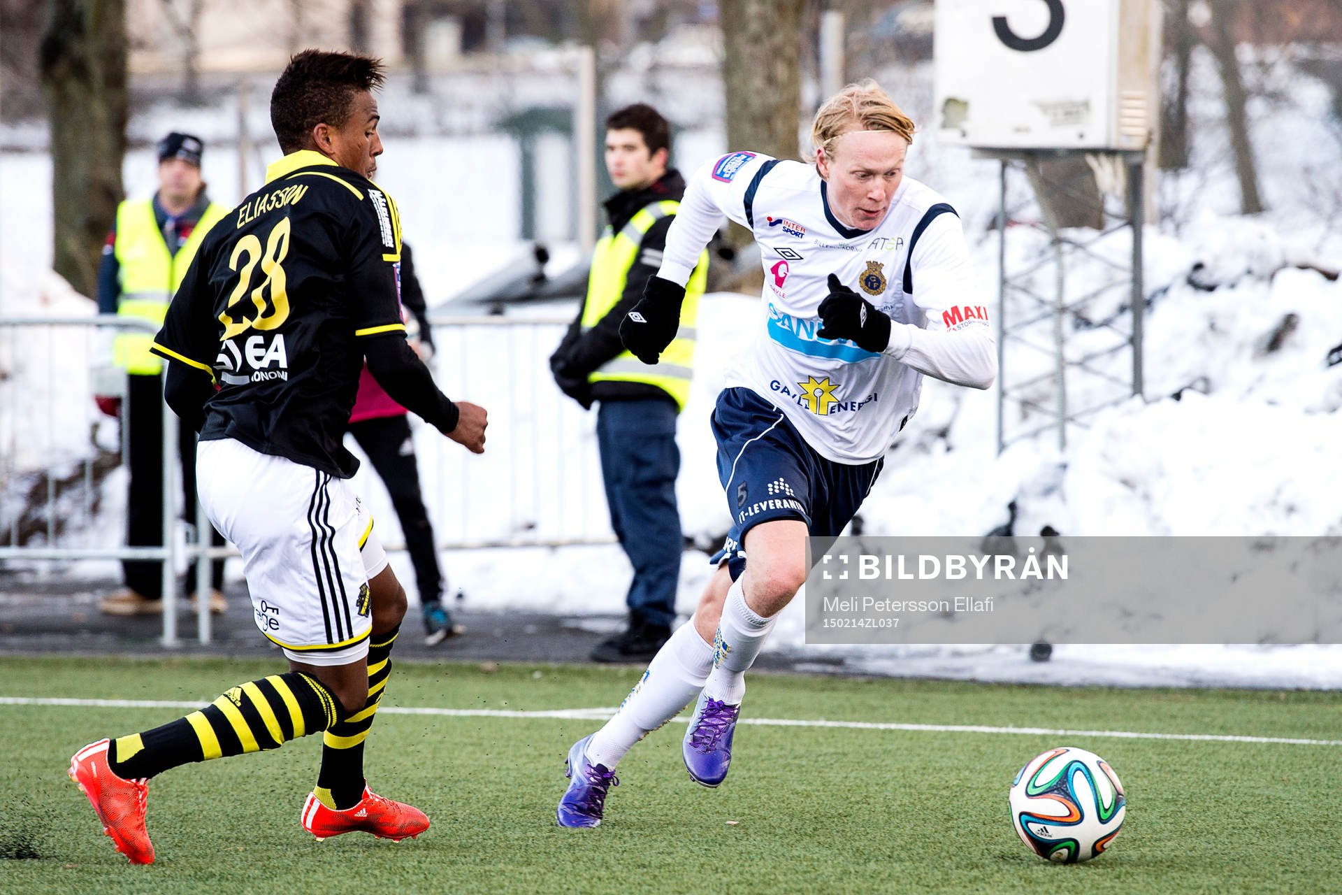 AIK:s Niclas Eliasson och Gefles Jacob Ericsson under träningsmatchen i fotboll mellan AIK och Gefle den 14 februari 2015 i Stockholm.