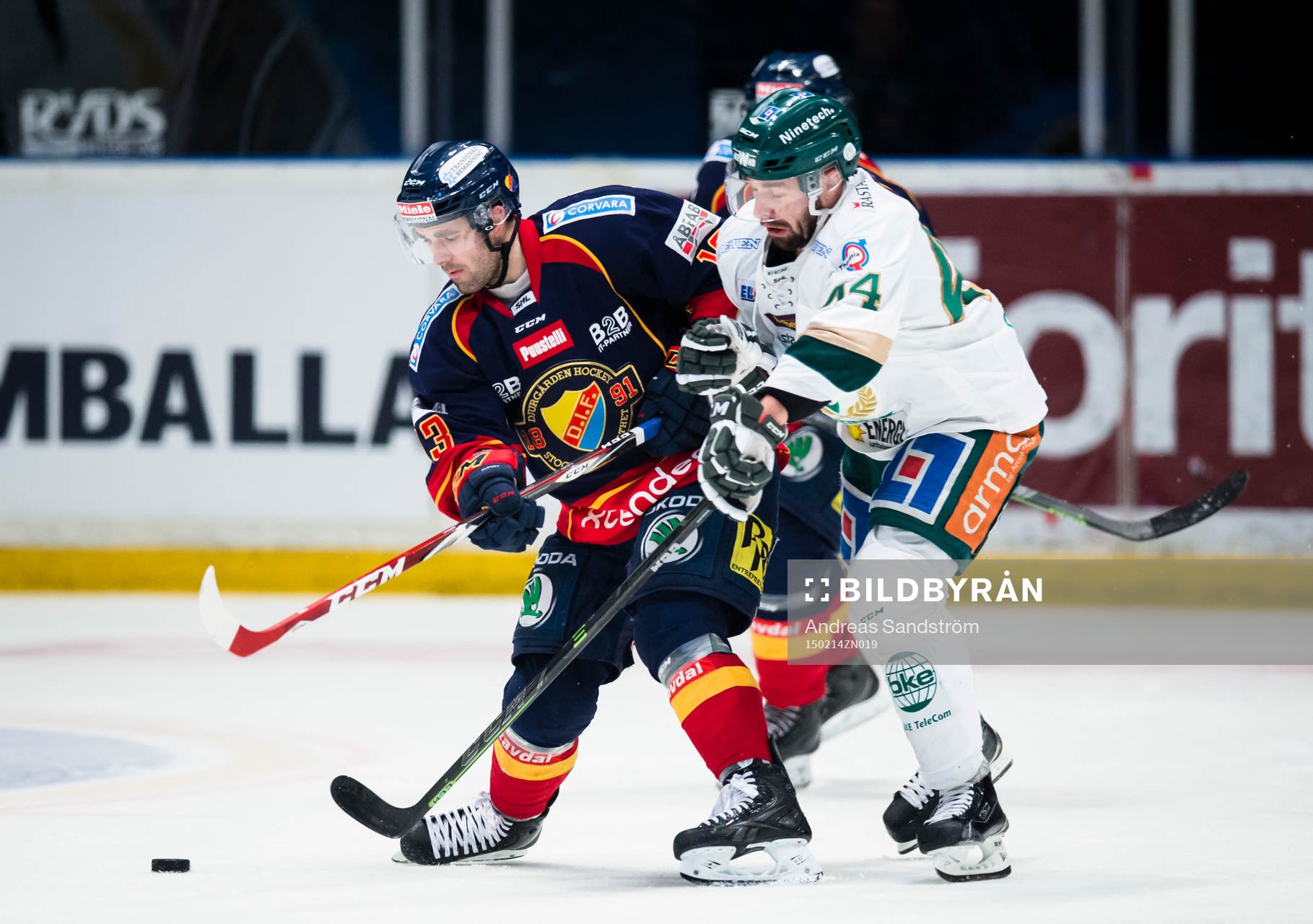 Djurgårdens Damien Fleury i kamp om pucken med Färjestads