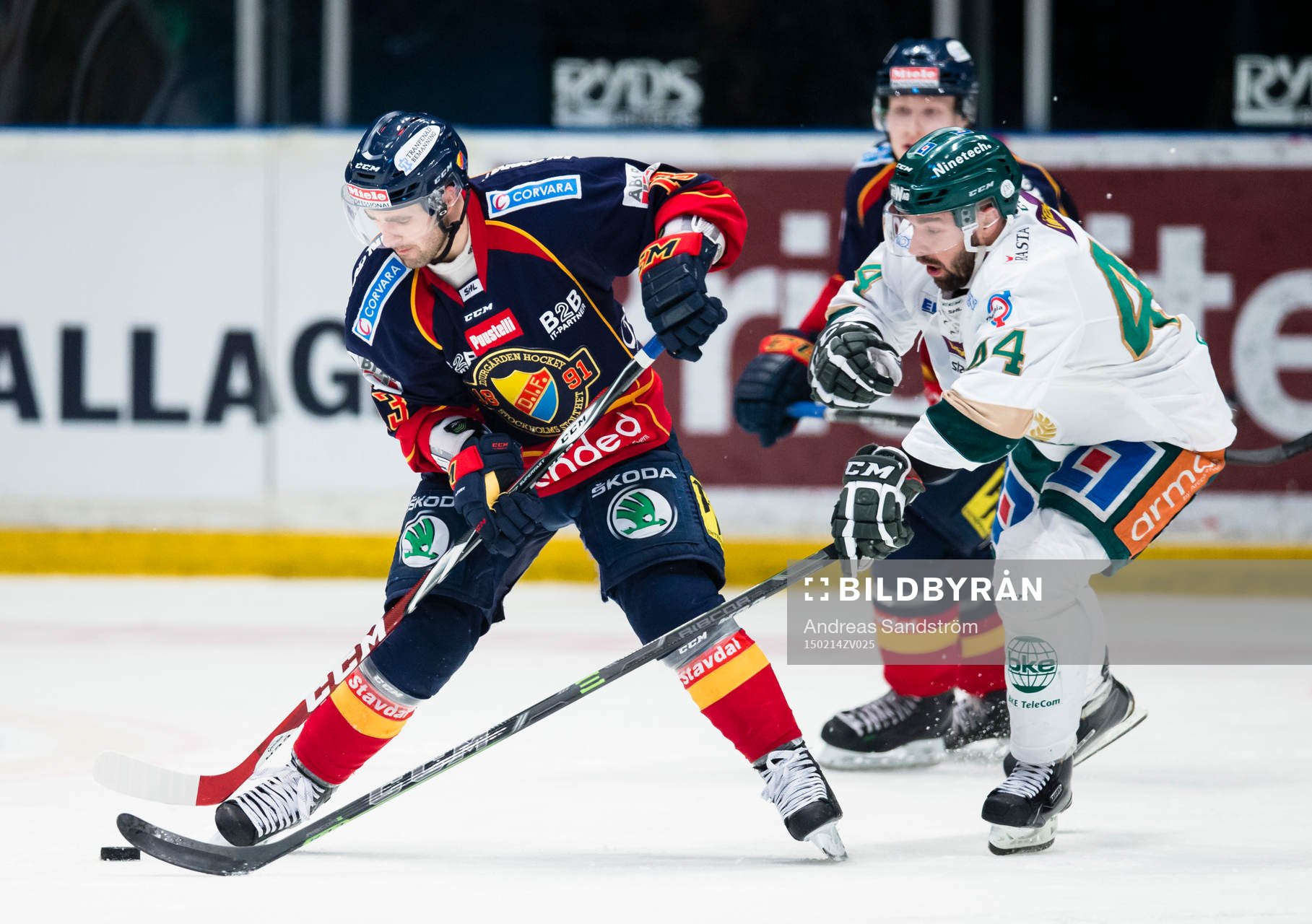 Djurgårdens Damien Fleury i kamp om pucken med Färjestads