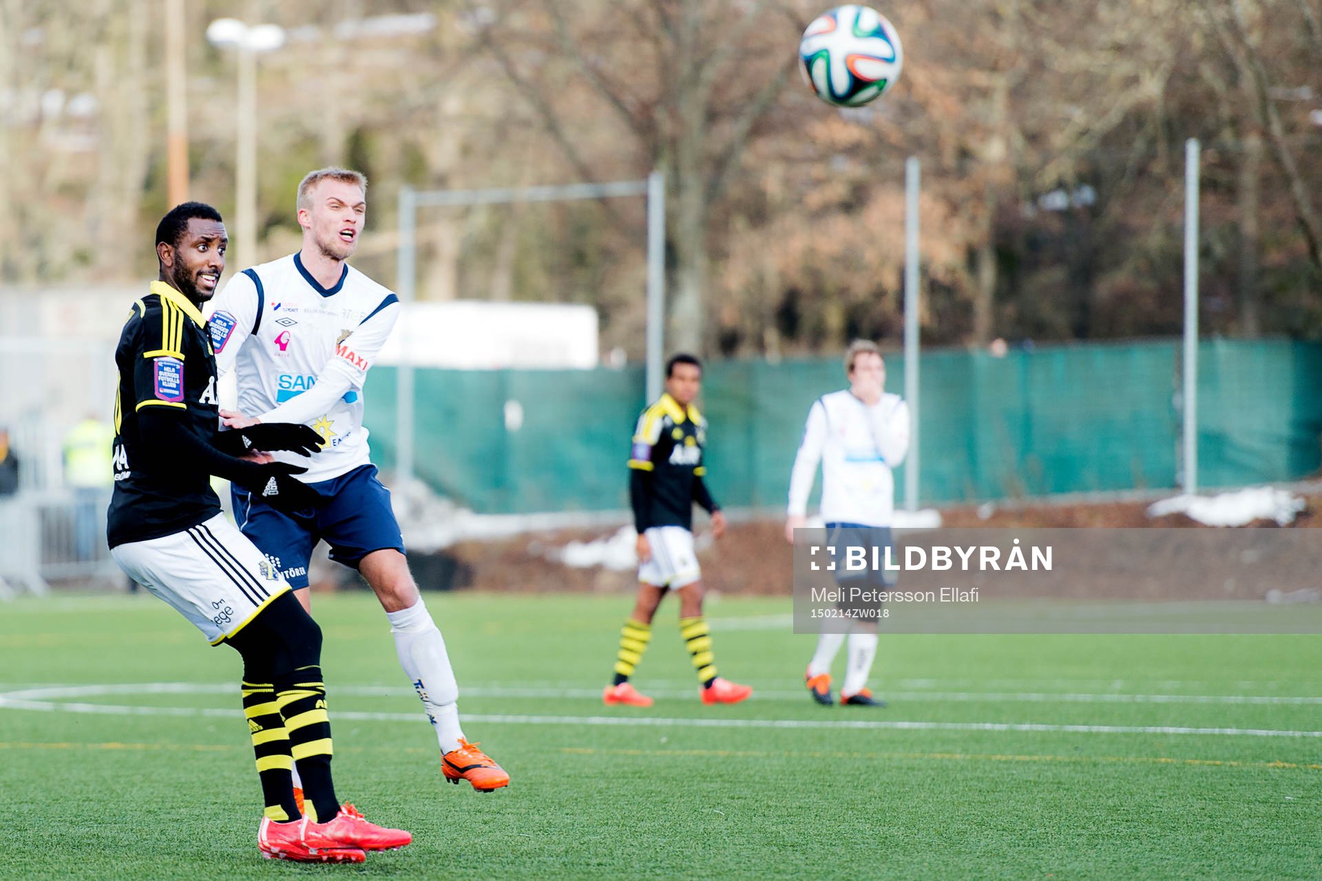 AIK:s Henok Goitom och Gefles Robin Nilsson i en närkamp under träningsmatchen i fotboll mellan AIK och Gefle den 14 februari 2015 i Stockholm.