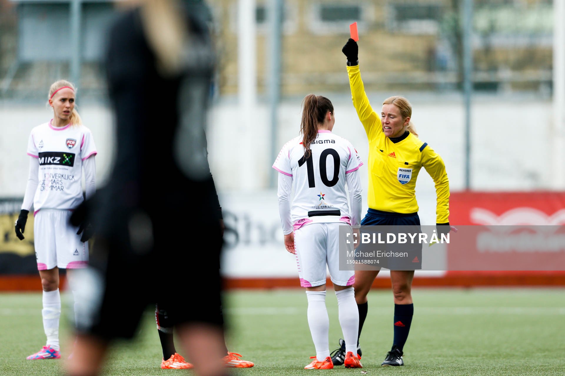 Rosengårds Ramona Bachman får rött kort