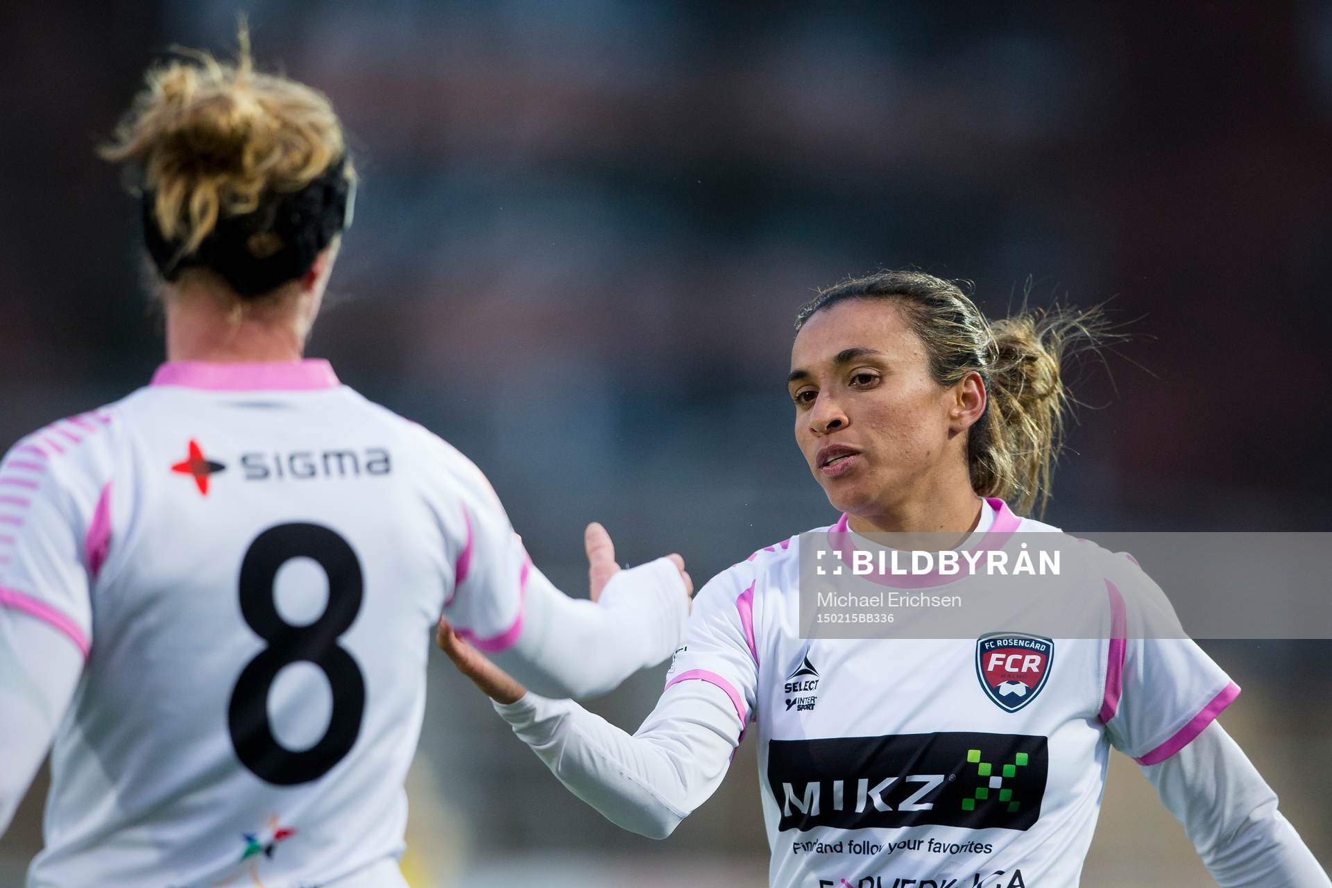 Rosengårds Marta Viera da Silva glad ihop med Kirsten Van