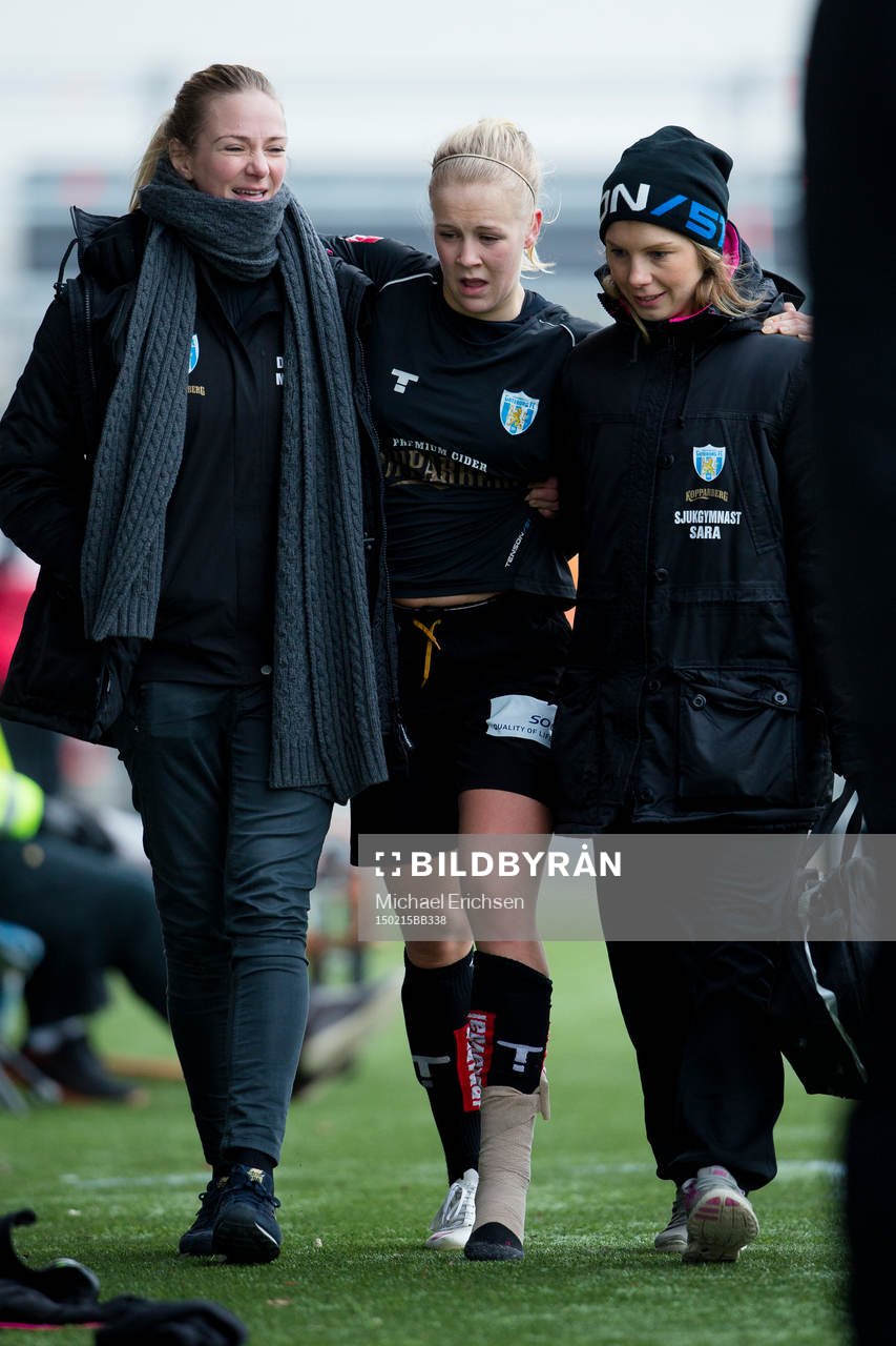 Göteborgs Adelina Engman fick lämna planen med fotskada under fotbollsmatchen i Svenska Cupen mellan Kopparbergs Göteborg FC - FC Rosengård den 15 februari 2015 i Göteborg.