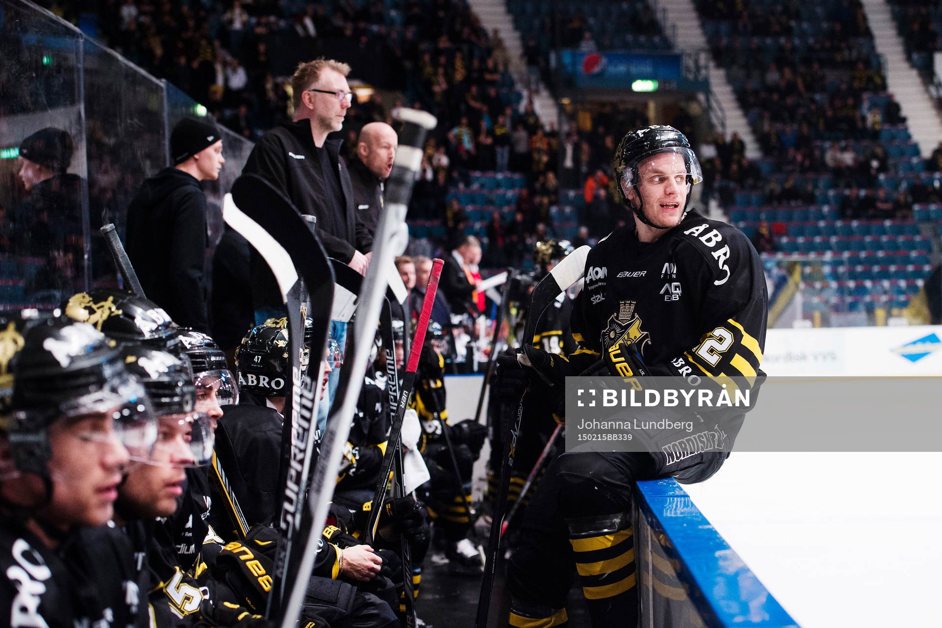 s Fredrik Hynning i spelarbåset
