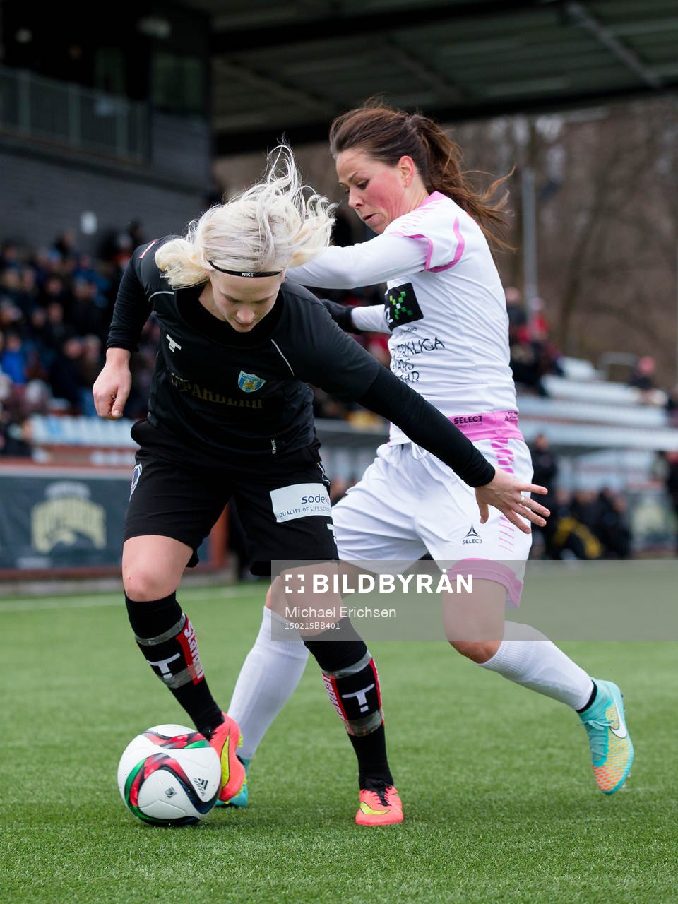 Göteborgs Filippa Curmark i kamp med Rosengårds Sara Björk Gunnarsdottir under fotbollsmatchen i Svenska Cupen mellan Kopparbergs Göteborg FC - FC Rosengård den 15 februari 2015 i Göteborg.