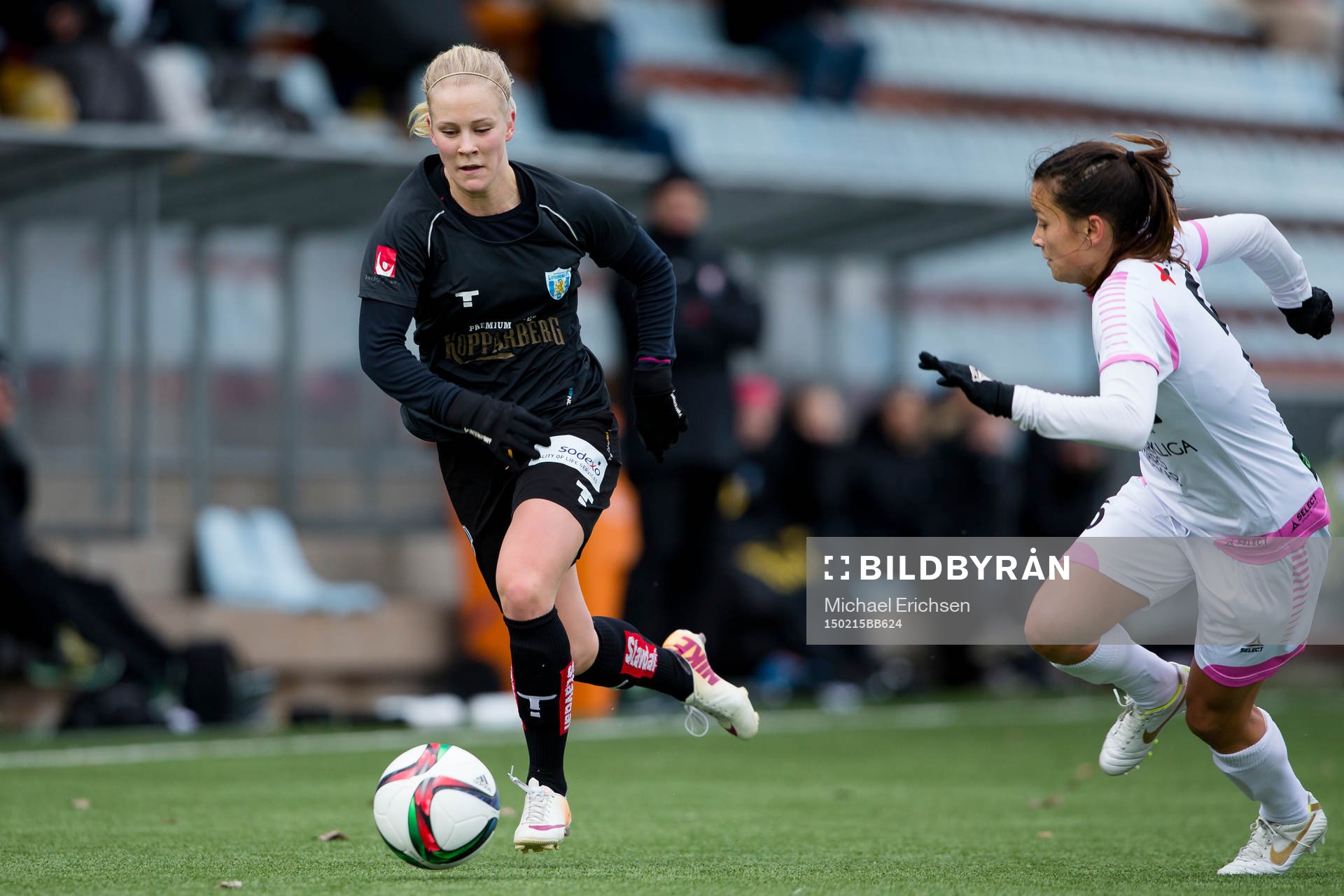 Göteborgs Adelina Engman före Rosengårds Alexandra Riley