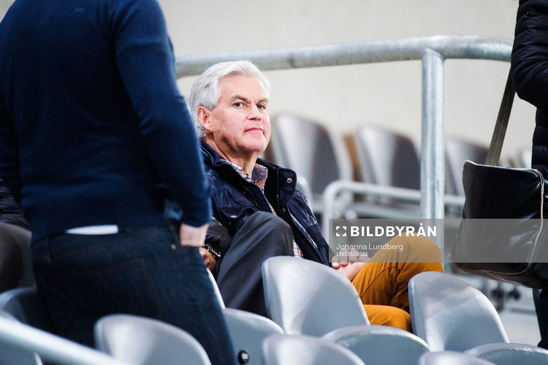Hammarbys tränare Nanne Bergstrand tittar på en träning