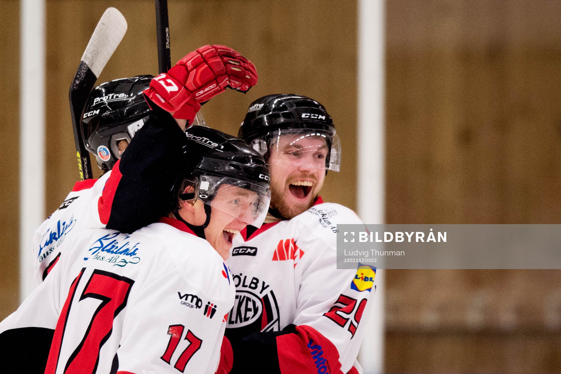 Mjölbys Albin Svärd och Lars Malm firar 4-0