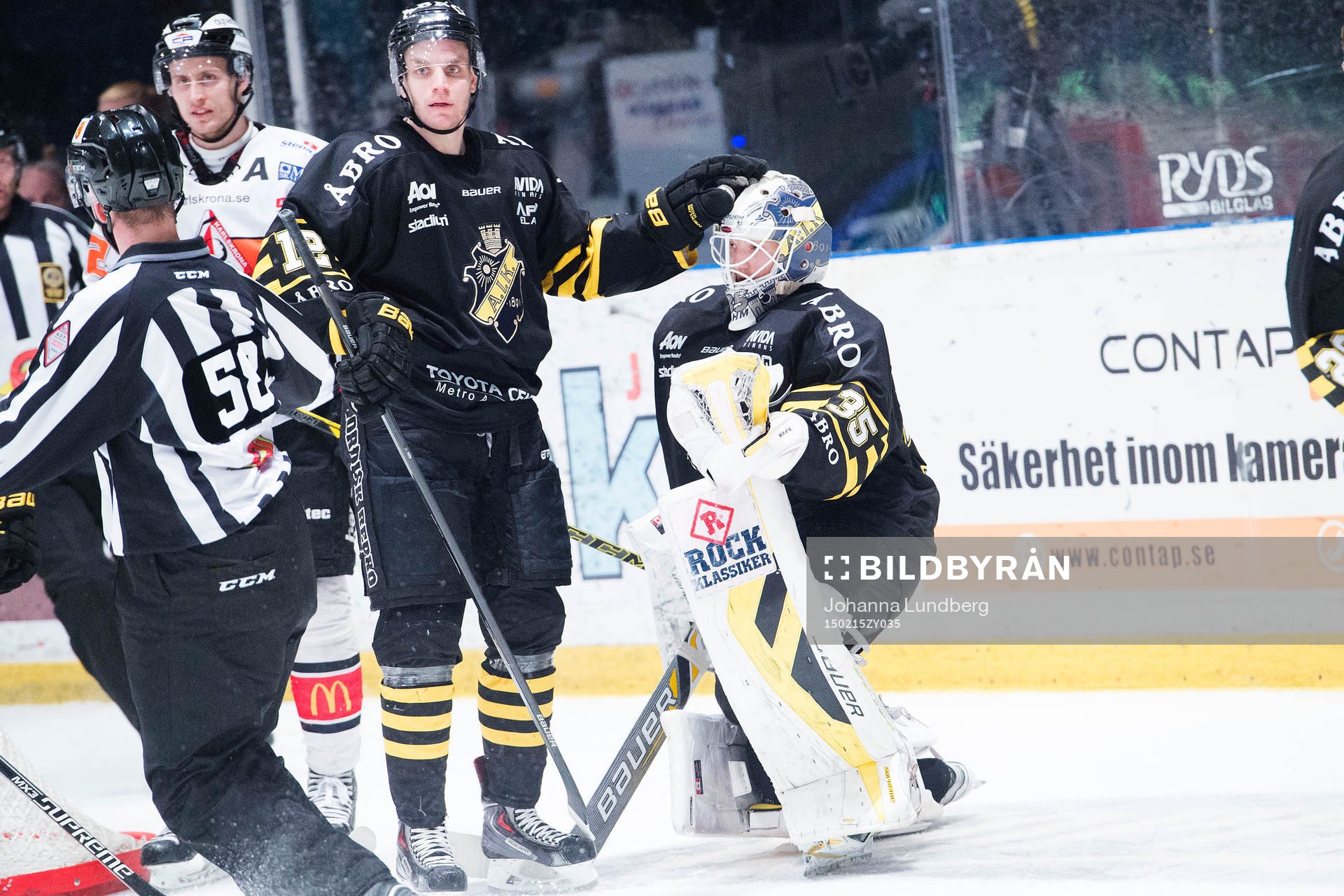 s Fredrik Hynning klappar om målvakt Robin Rahm