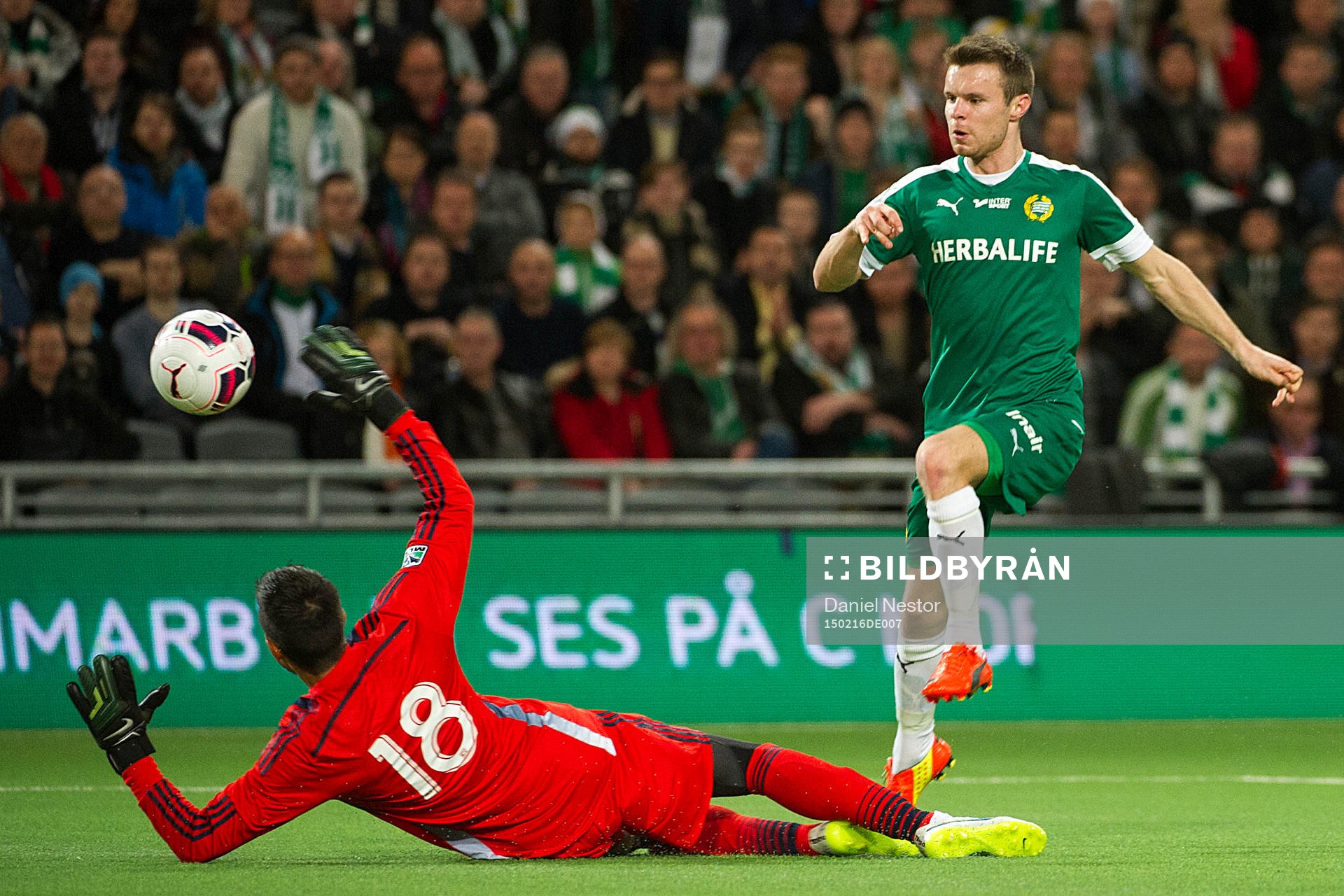 LA Galaxys målvakt Jaime Penedo och Hammarbys Måns Söderqvist under en träningsmatch i fotboll mellan Hammarby och LA Galaxy den 16 februari 2015 i Stockholm.