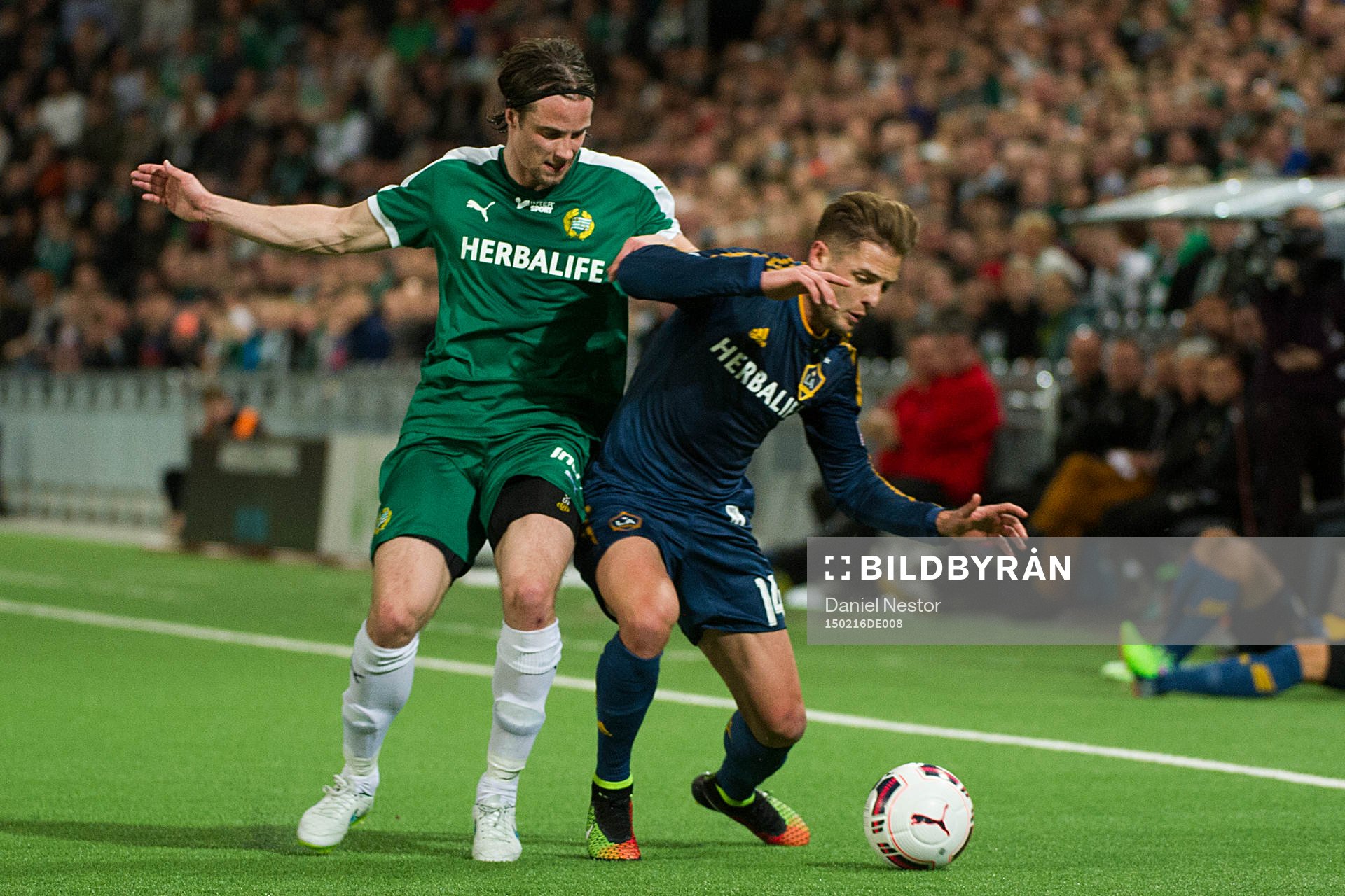 Hammarbys Linus Hallenius i kamp om bollen med LA Galaxys