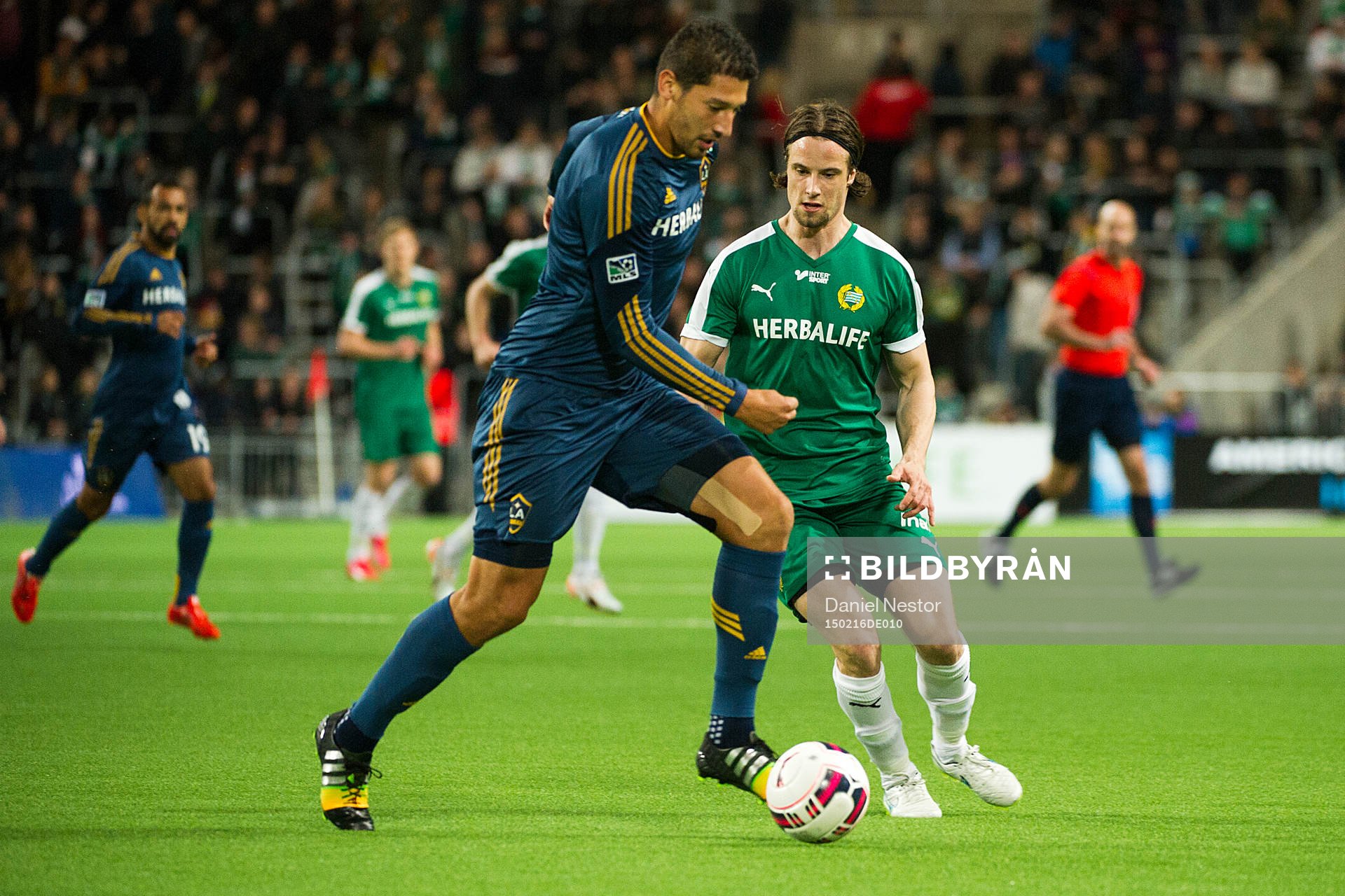 Hammarbys Linus Hallenius i kamp om bollen med LA Galaxys
