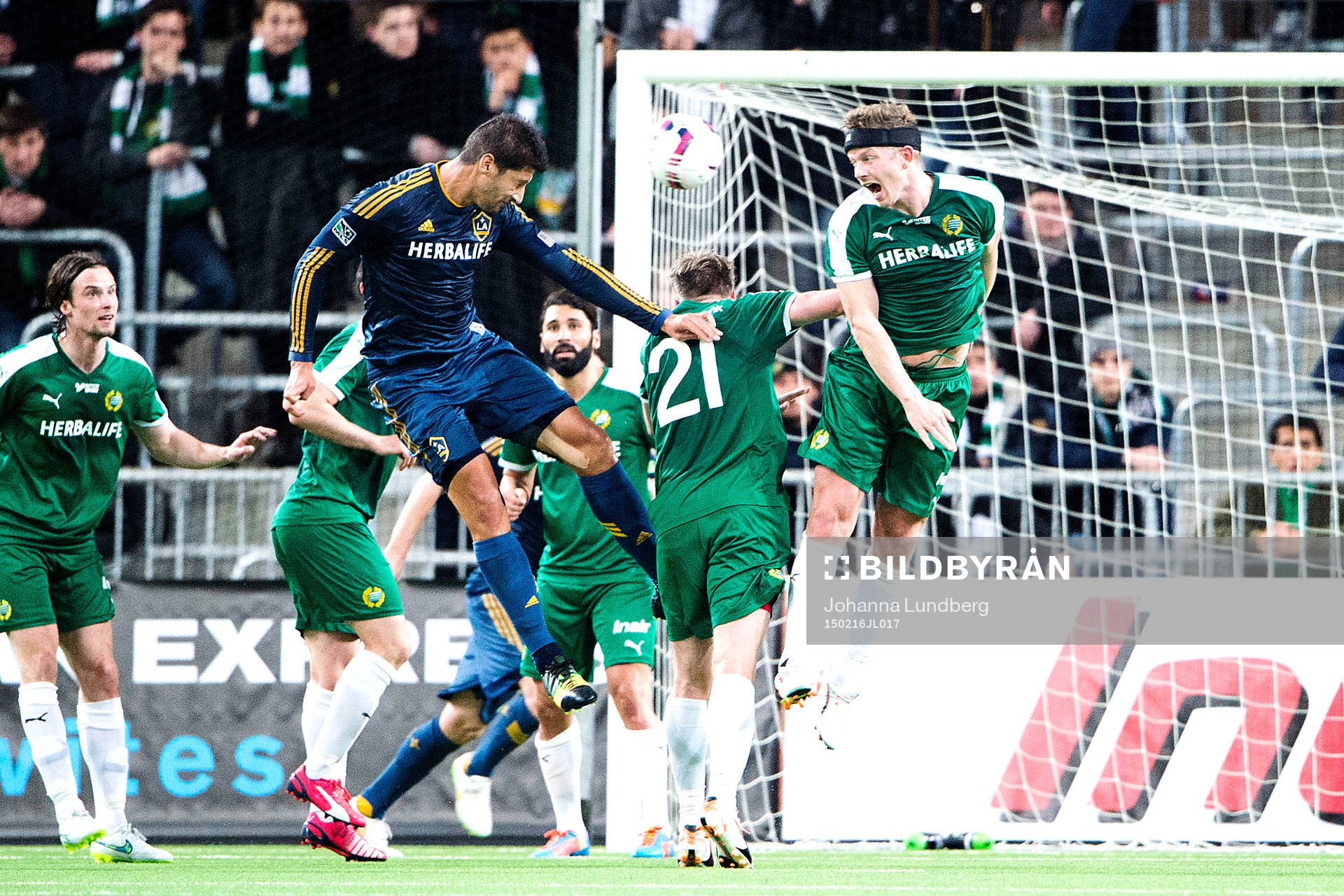 Hammarbys Thomas Guldborg Christensen nickar undan en boll