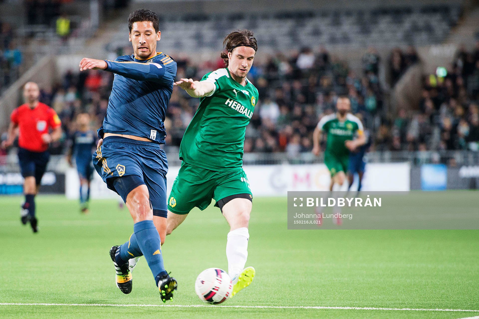 LA Galaxys Omar Gonzalez och Hammarbys Linus Hallenius