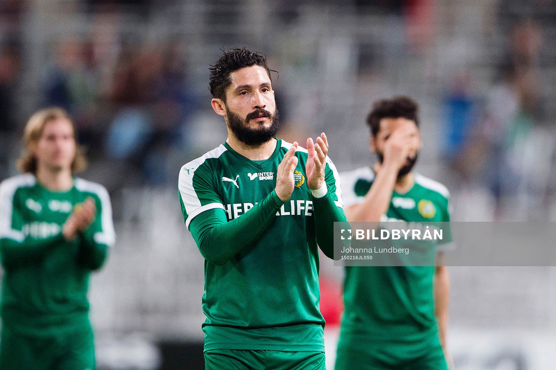 Hammarbys Pablo Pinones-Arce tackar publiken