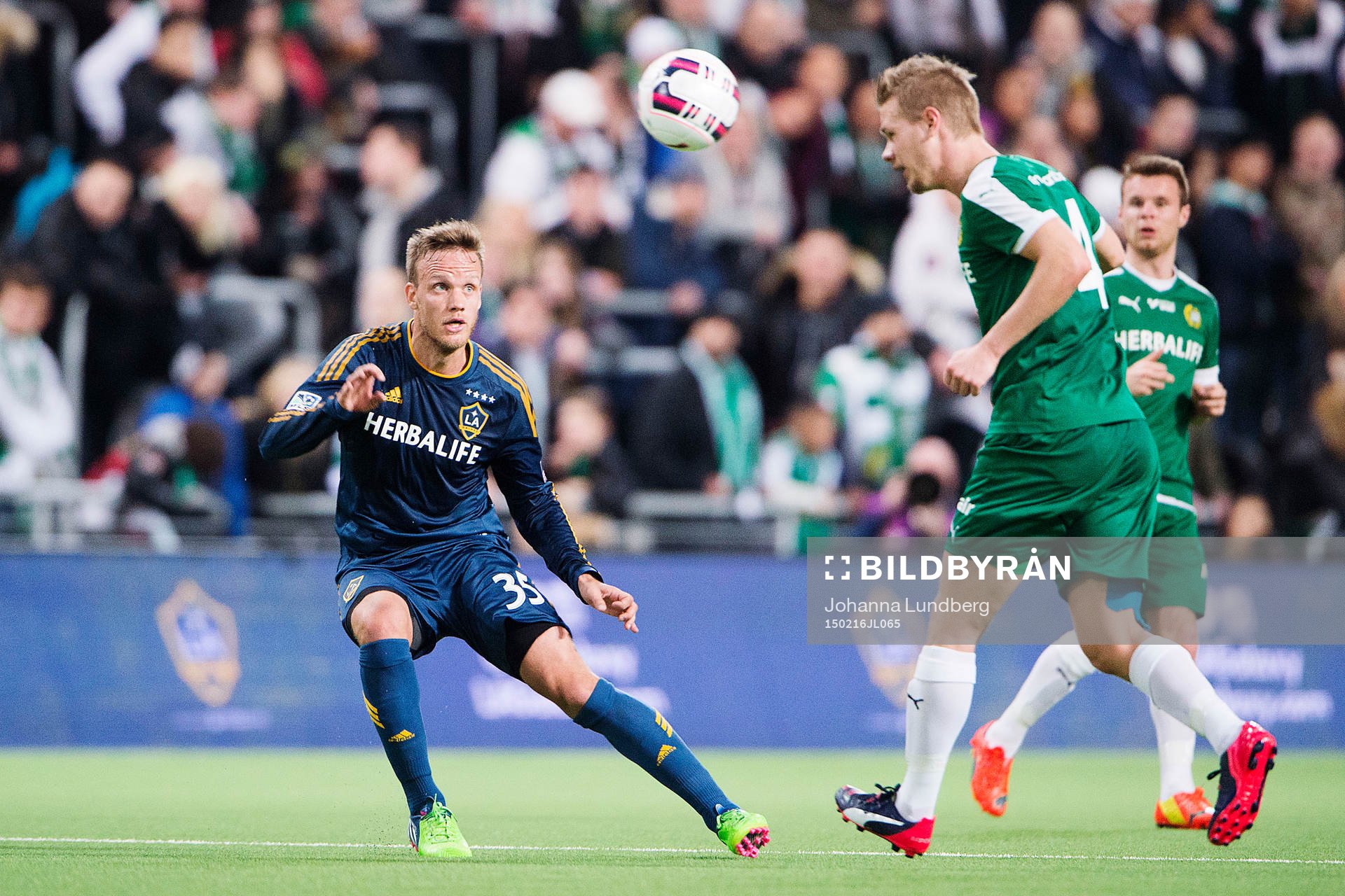 Hammarbys Erik Israelsson nickar över LA Galaxys Mika