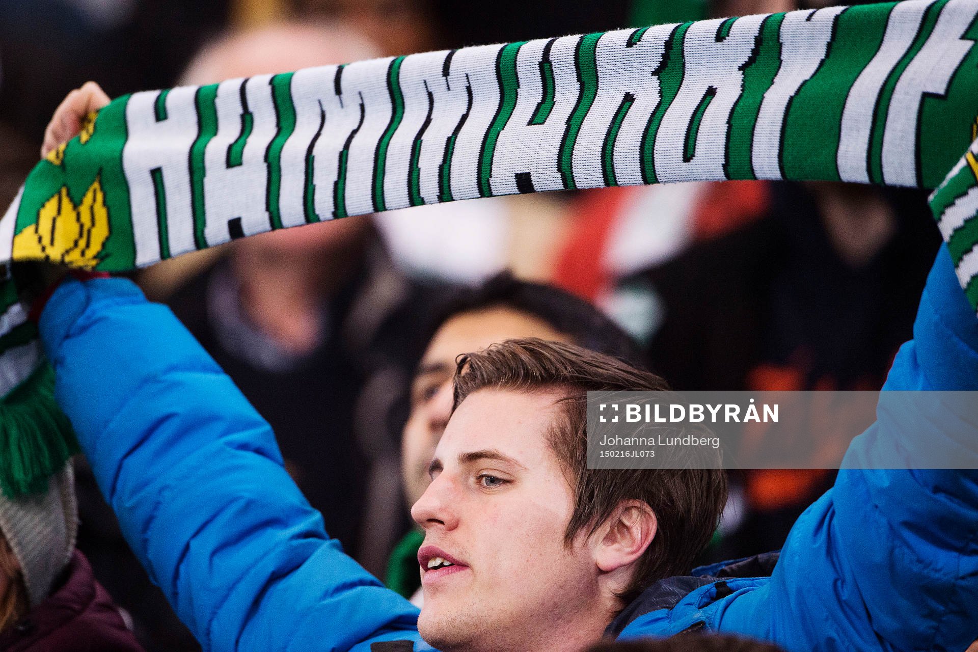 En Hammarbysupporter håller upp en halsduk
