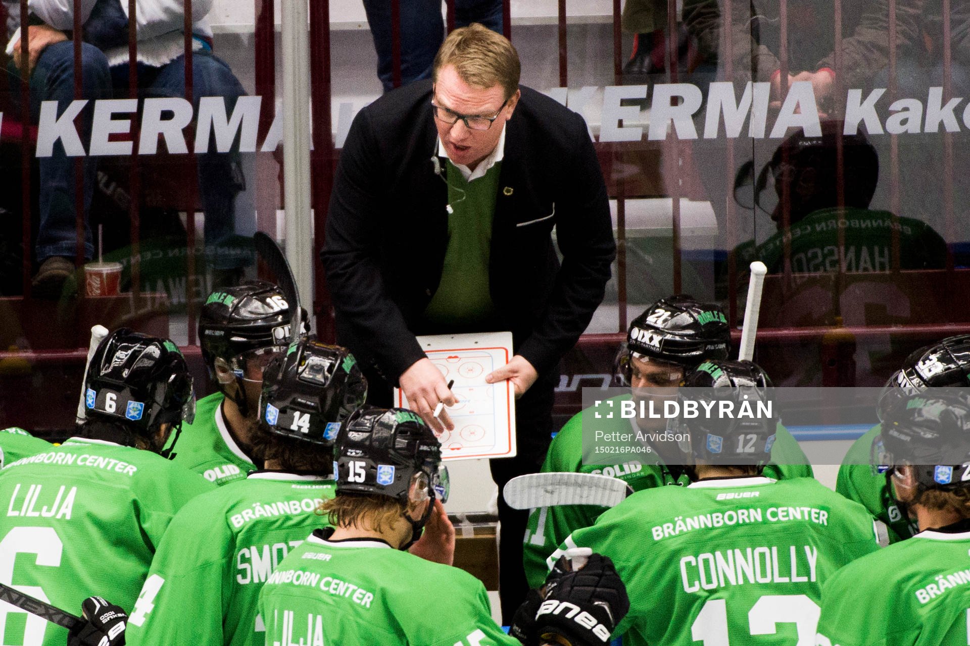 Rögles tränare Magnus Bogren pratar med sina spelare