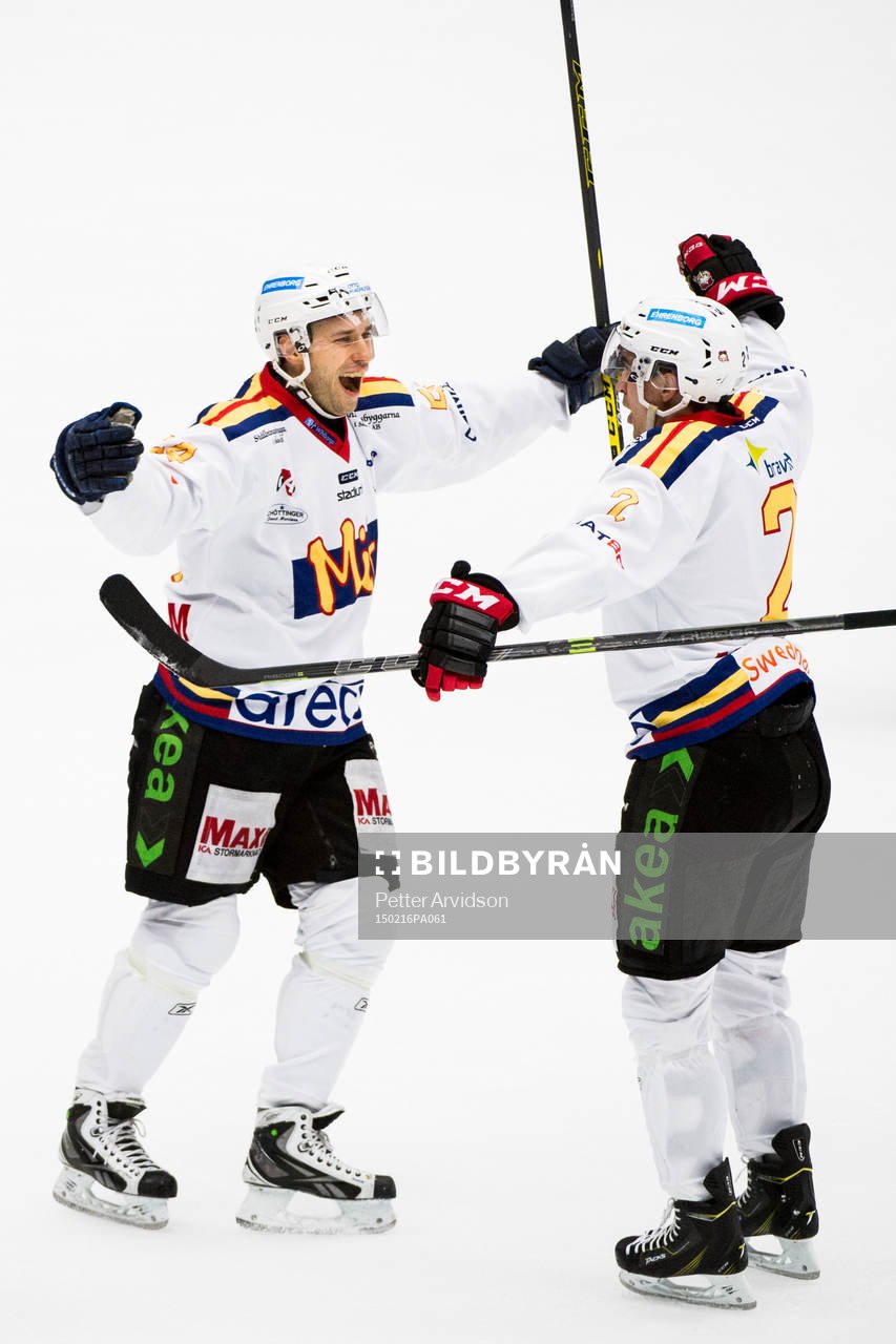Malmö Redhawks Fabian Brunnström (tv) jublar med Nils