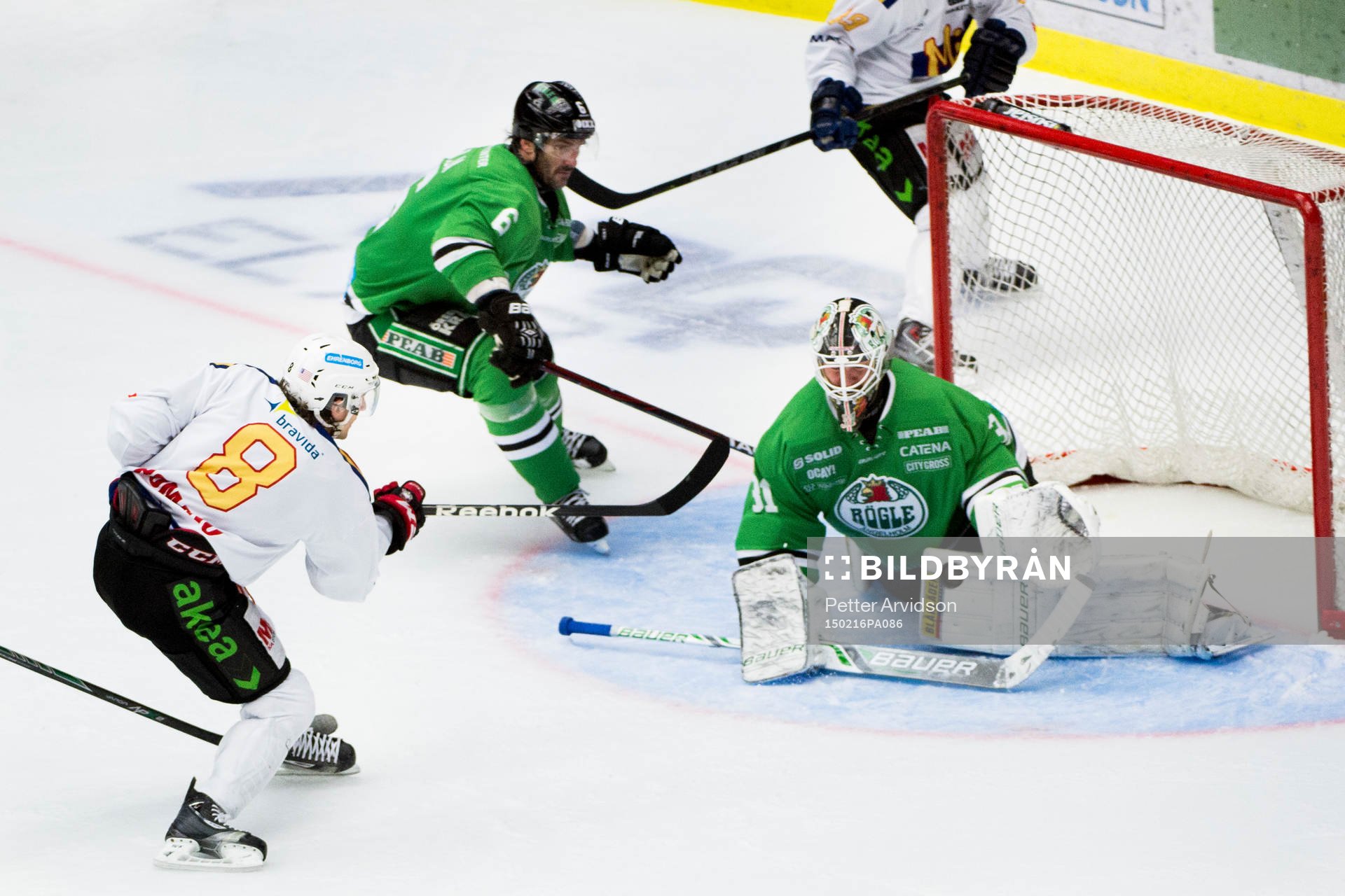 Malmö Redhawks Tony Romano skjuter mot Rögles målvakt