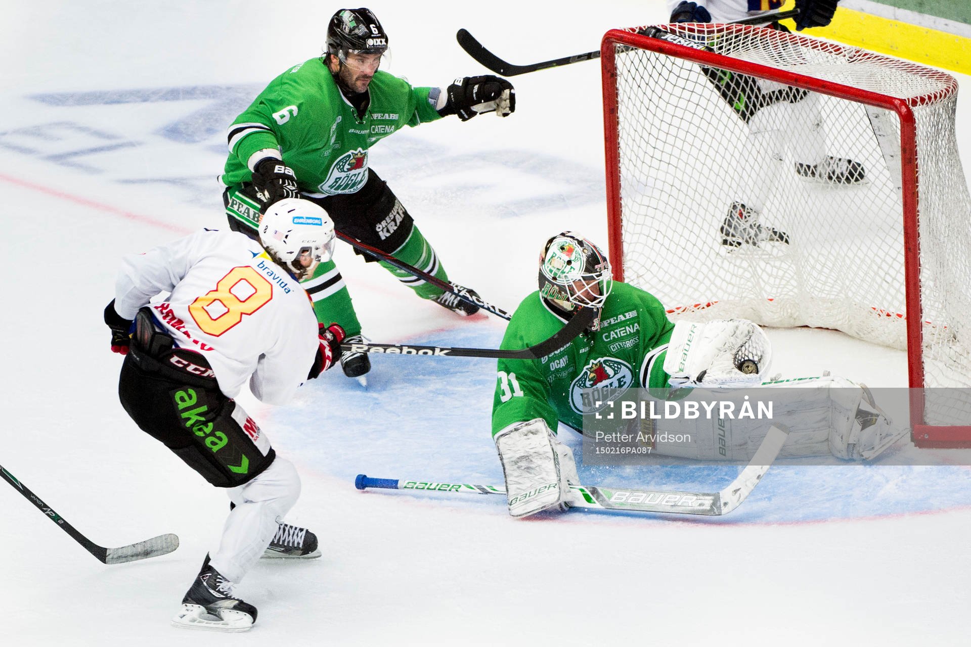 Malmö Redhawks Tony Romano skjuter mot Rögles målvakt