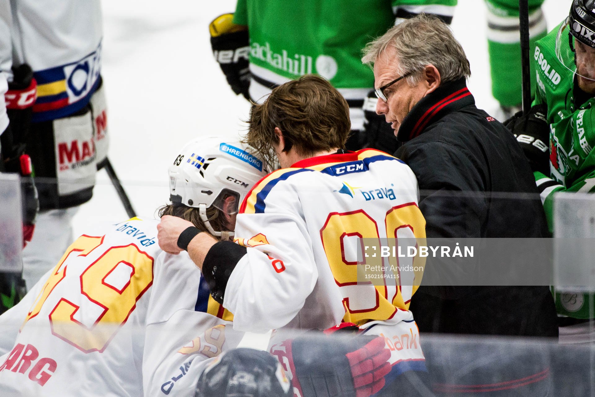 Malmö Redhawks Mattias Persson får hjälp upp