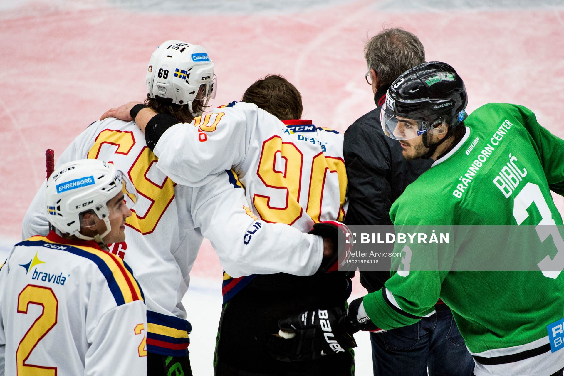 Malmö Redhawks Mattias Persson får hjälp av isen