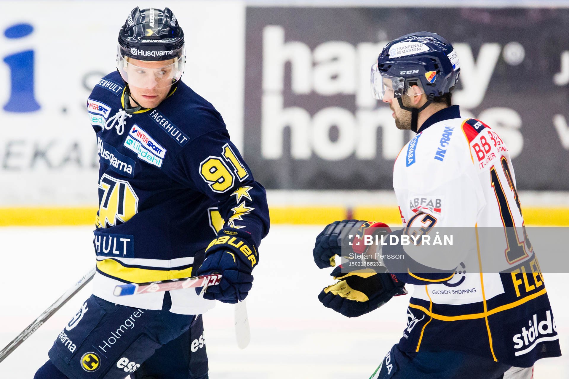 s Andreas Jämtin lämnar tillbaka klubban till