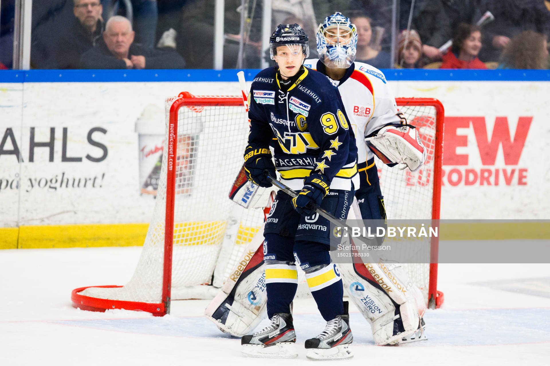 s Ted Brithén framför Djurgårdens målvakt Mantas Armalis