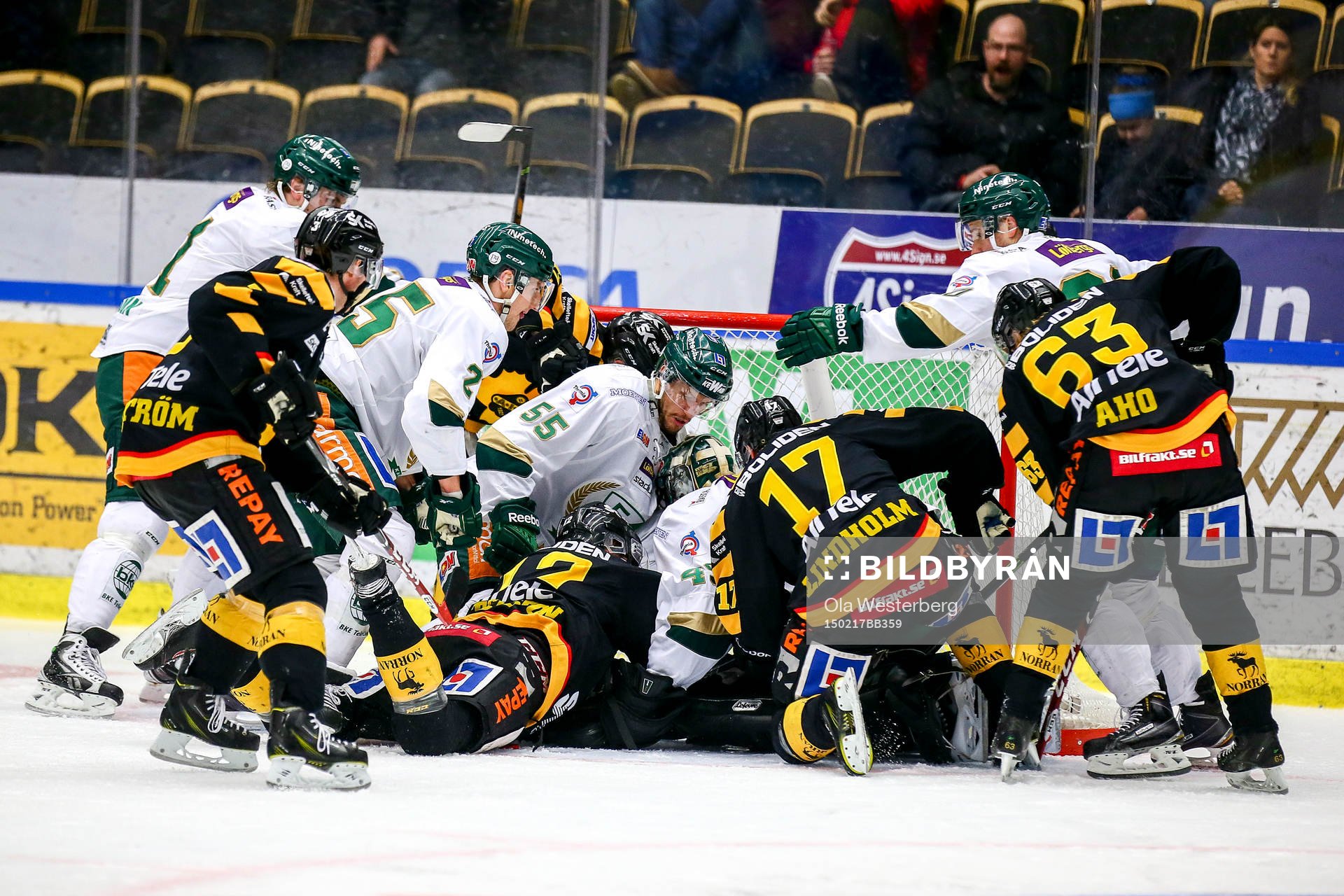Skellefteås spelare i stor högframför  Fäjestads mål