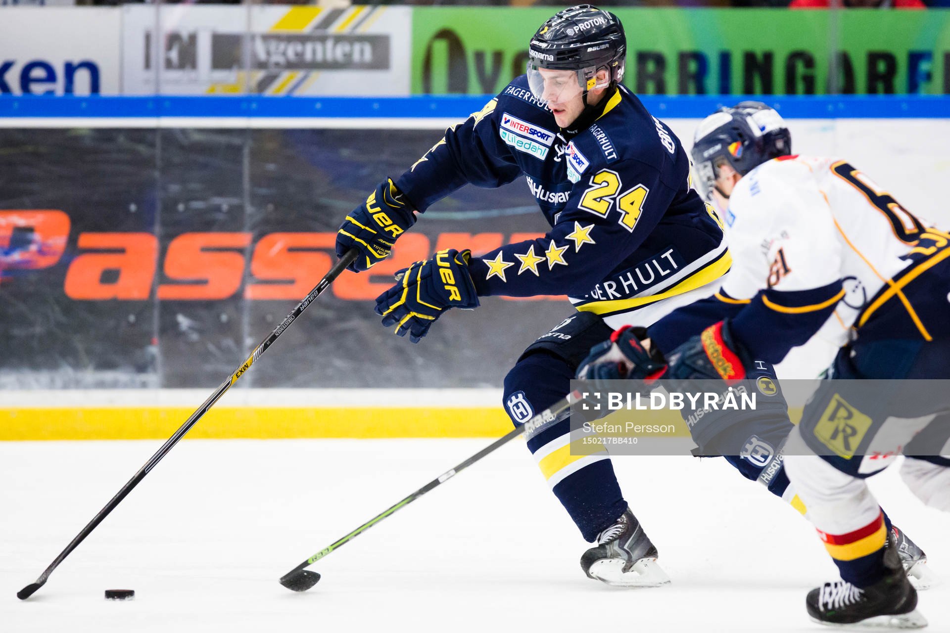 s Erik Christensen med pucken mot Djurgårdens Markus Ljungh