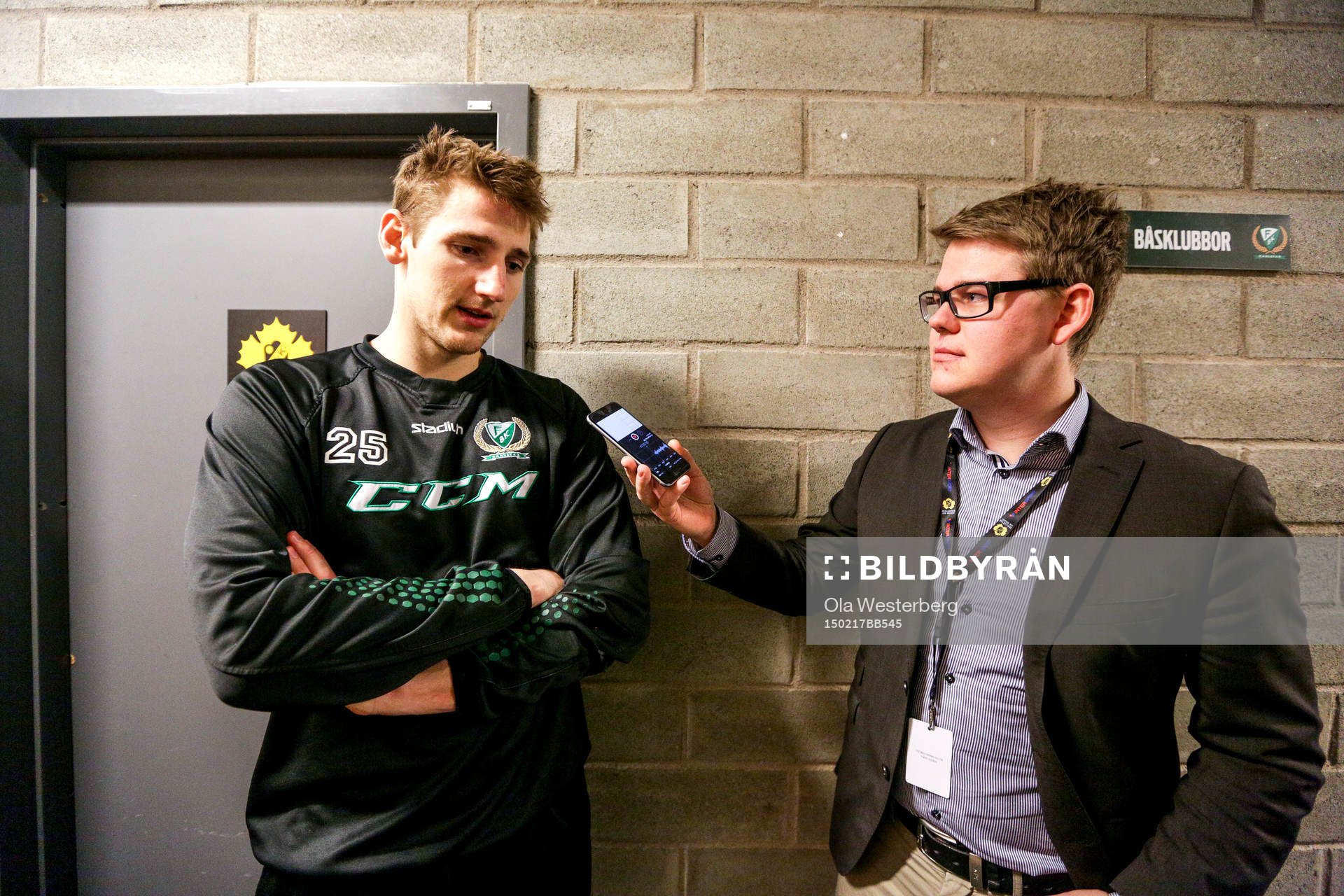 Färjestads Anton Hedman pratar med media