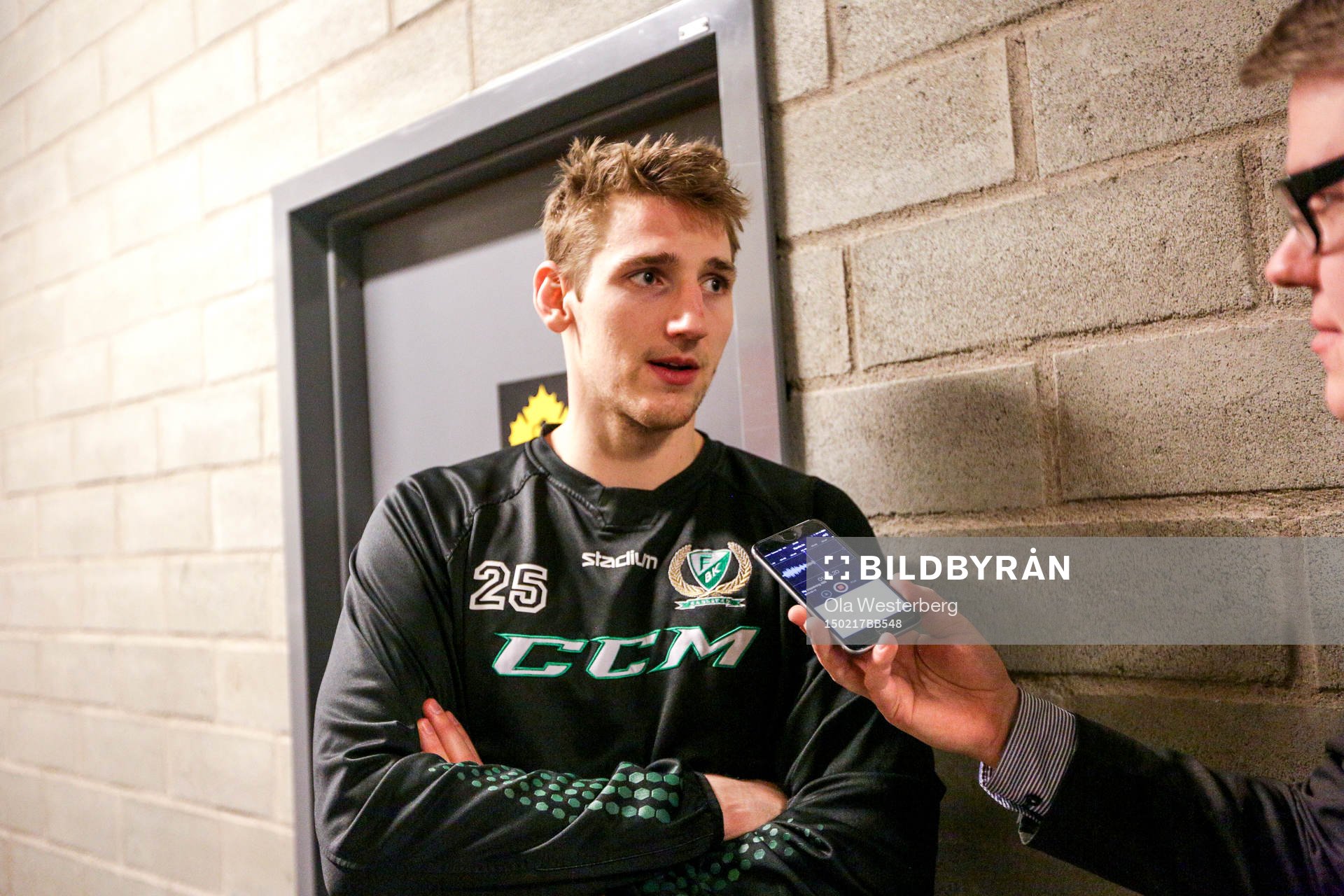 Färjestads Anton Hedman pratar med media