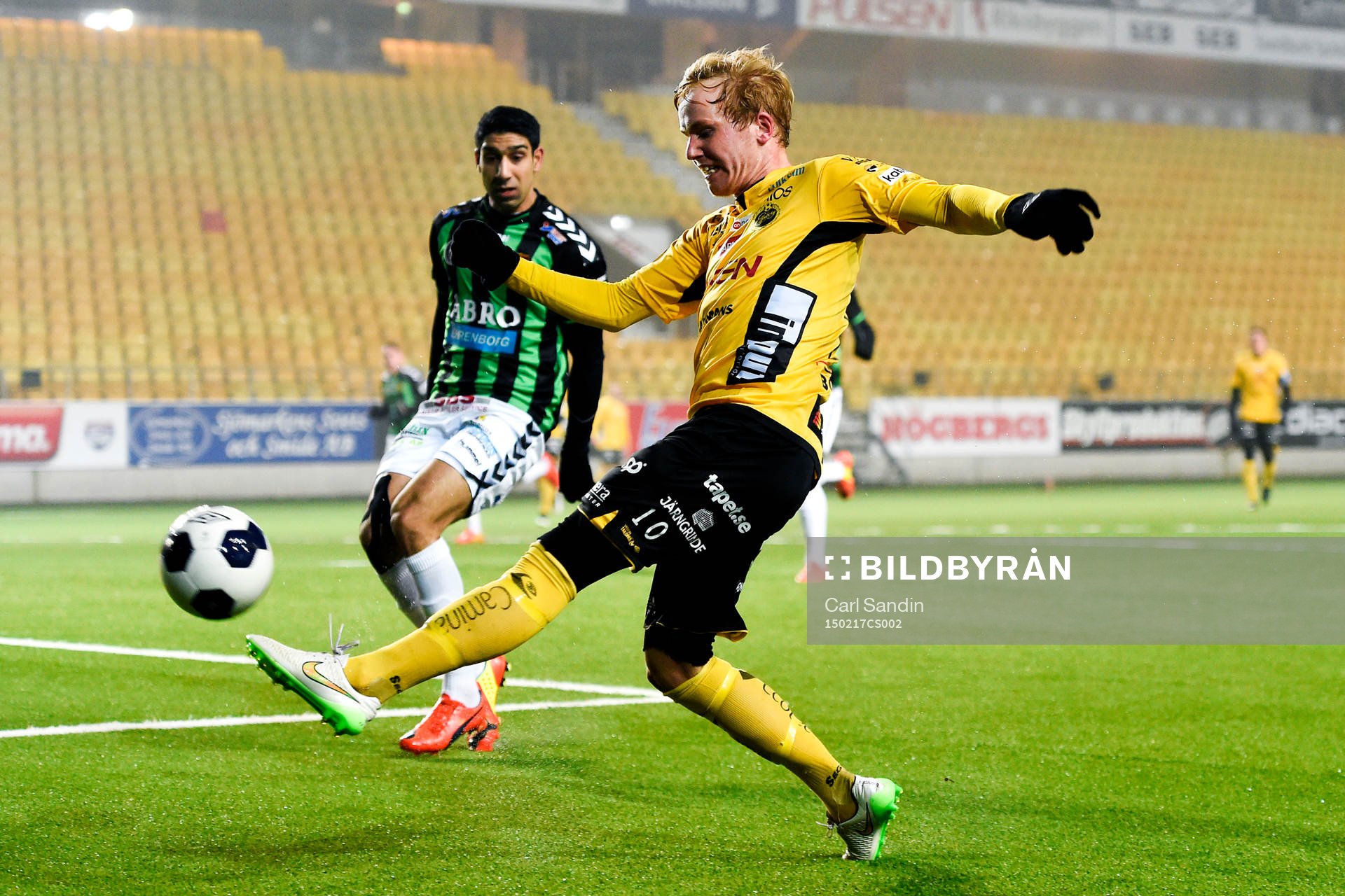Elfsborgs Simon Lundevall och Gais Sandeep Mankoo under en träningsmatch i fotboll mellan Elfsborg och Gais den 17 februari 2015 i Borås.